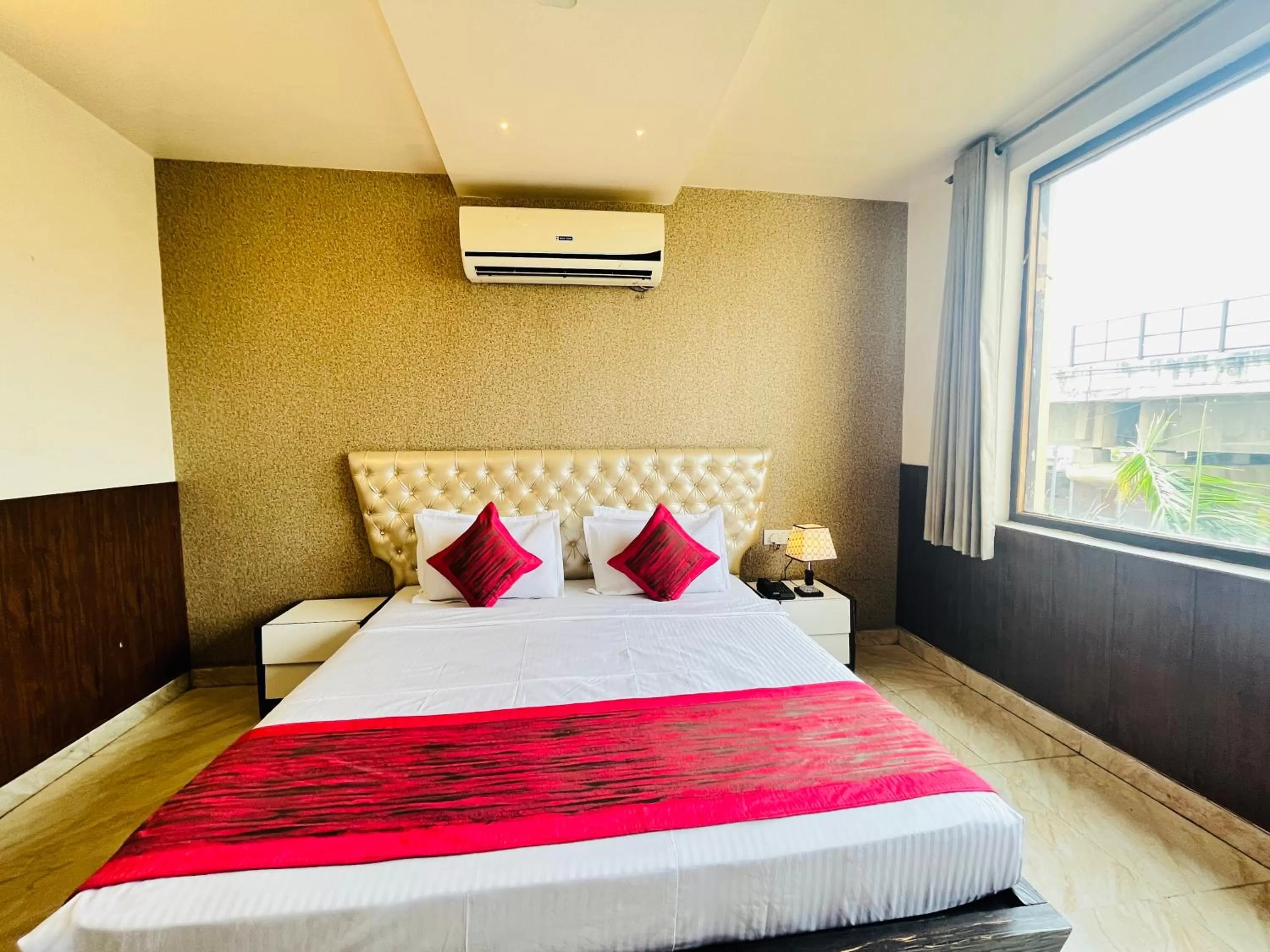 Bed in Hotel The Leaf - Gomti Nagar Lucknow