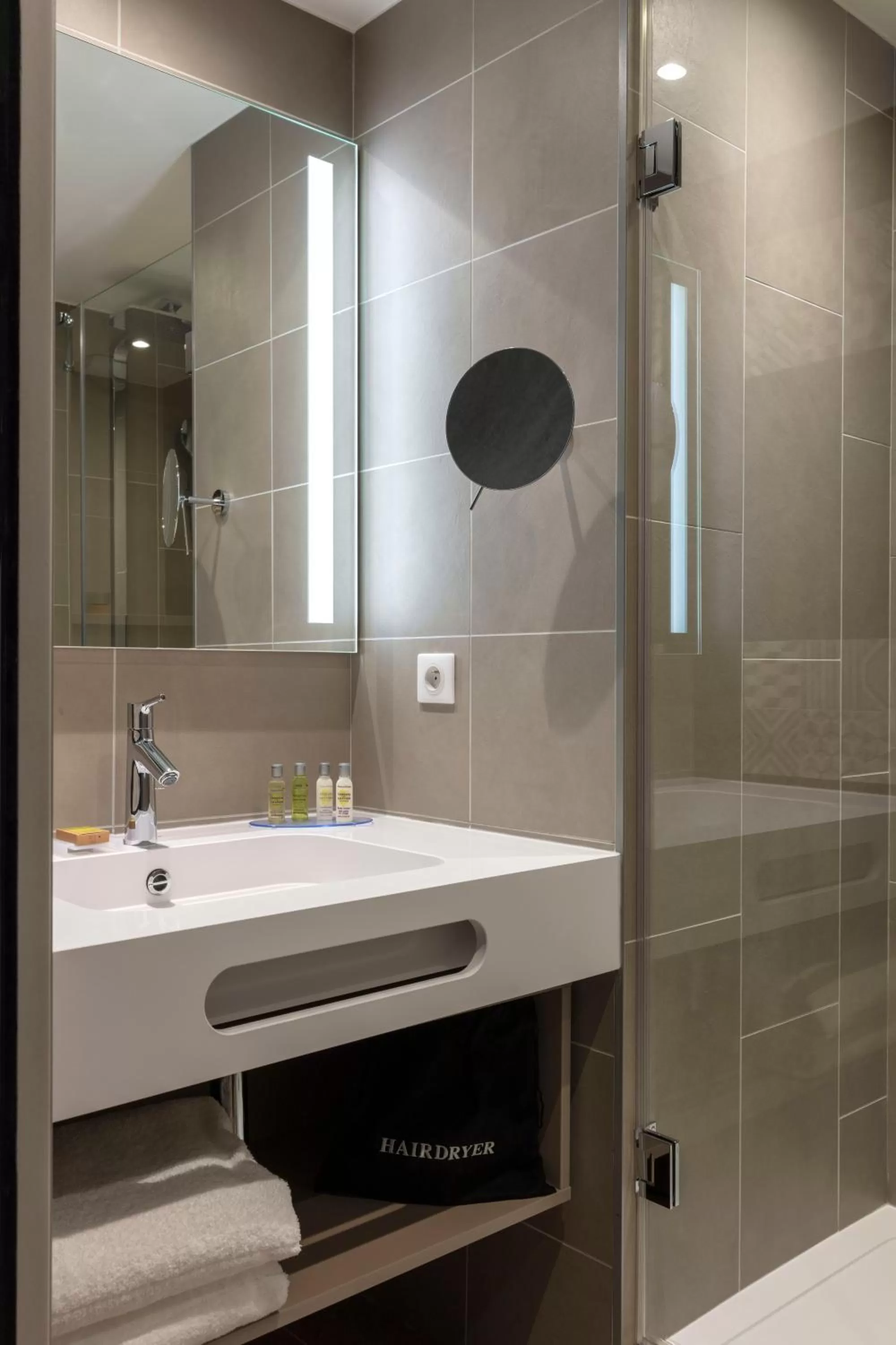 Shower in Hilton Garden Inn Paris Massy