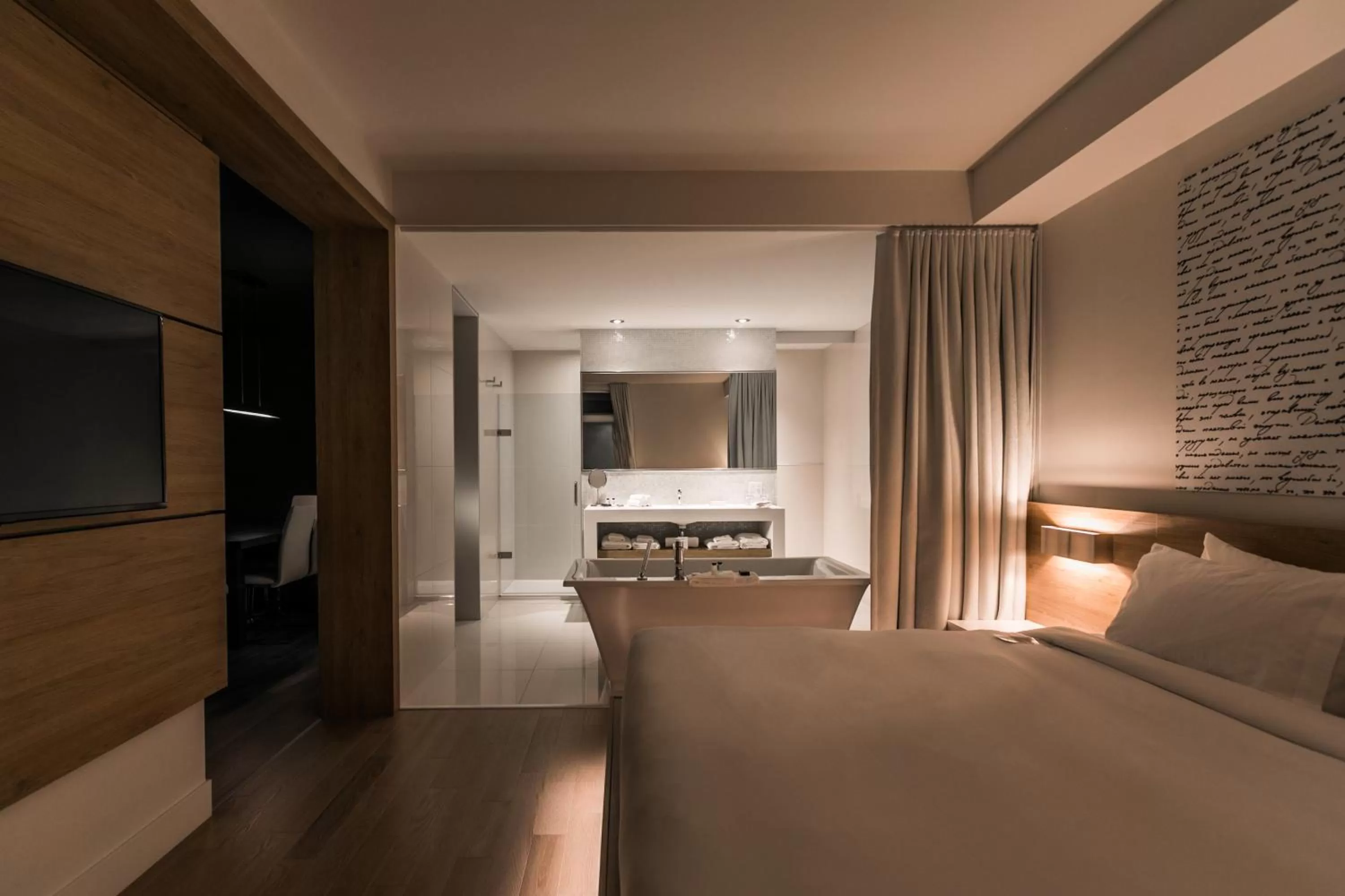 Shower, Bed in Hôtel du Domaine, centre de villégiature et de congrès