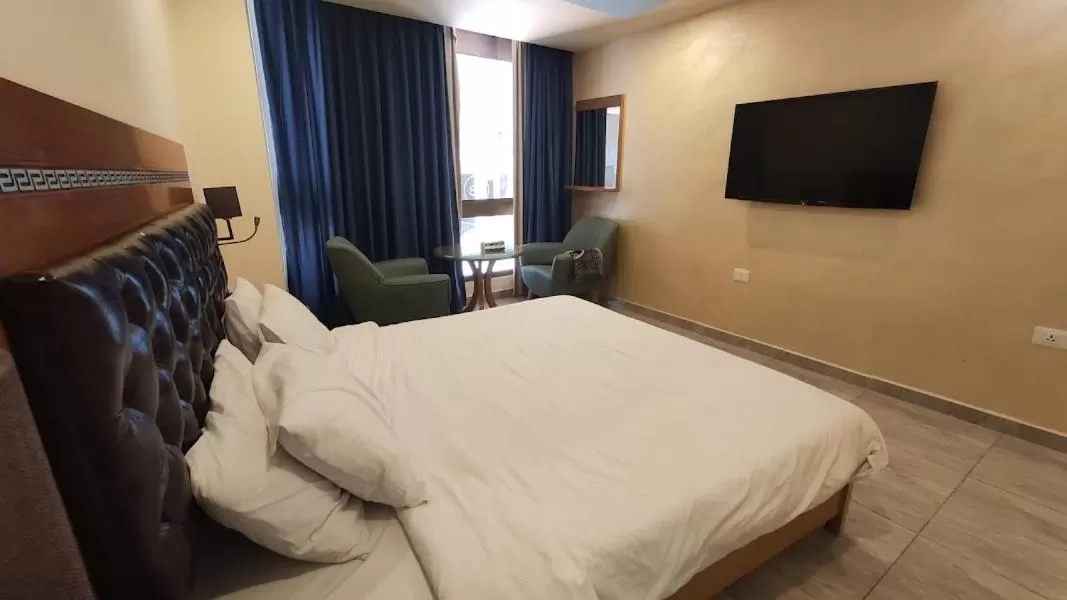 Communal lounge/ TV room, Bed in Jawharet Alswefiah Hotel Suites