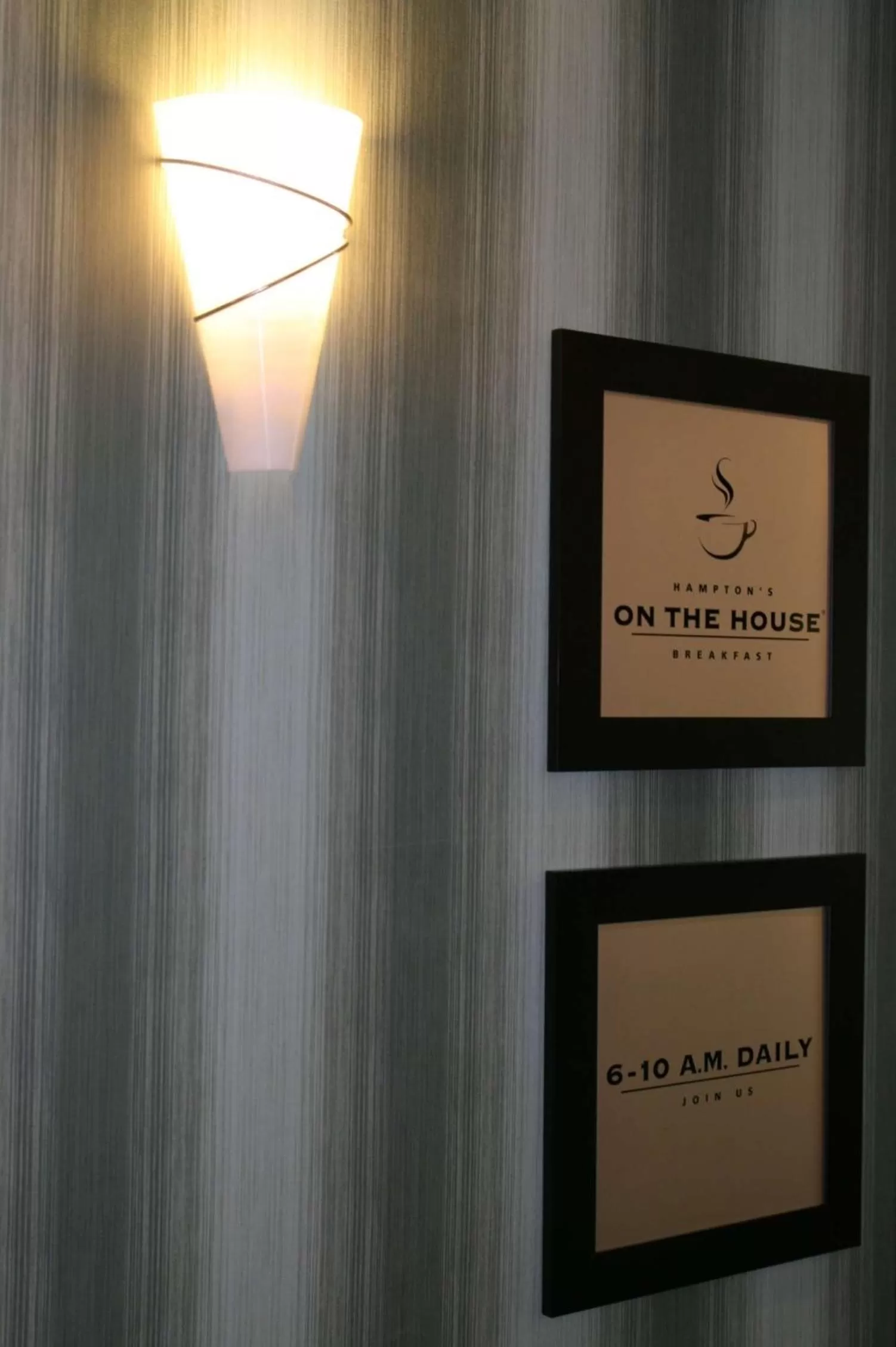 Dining area in Hampton by Hilton