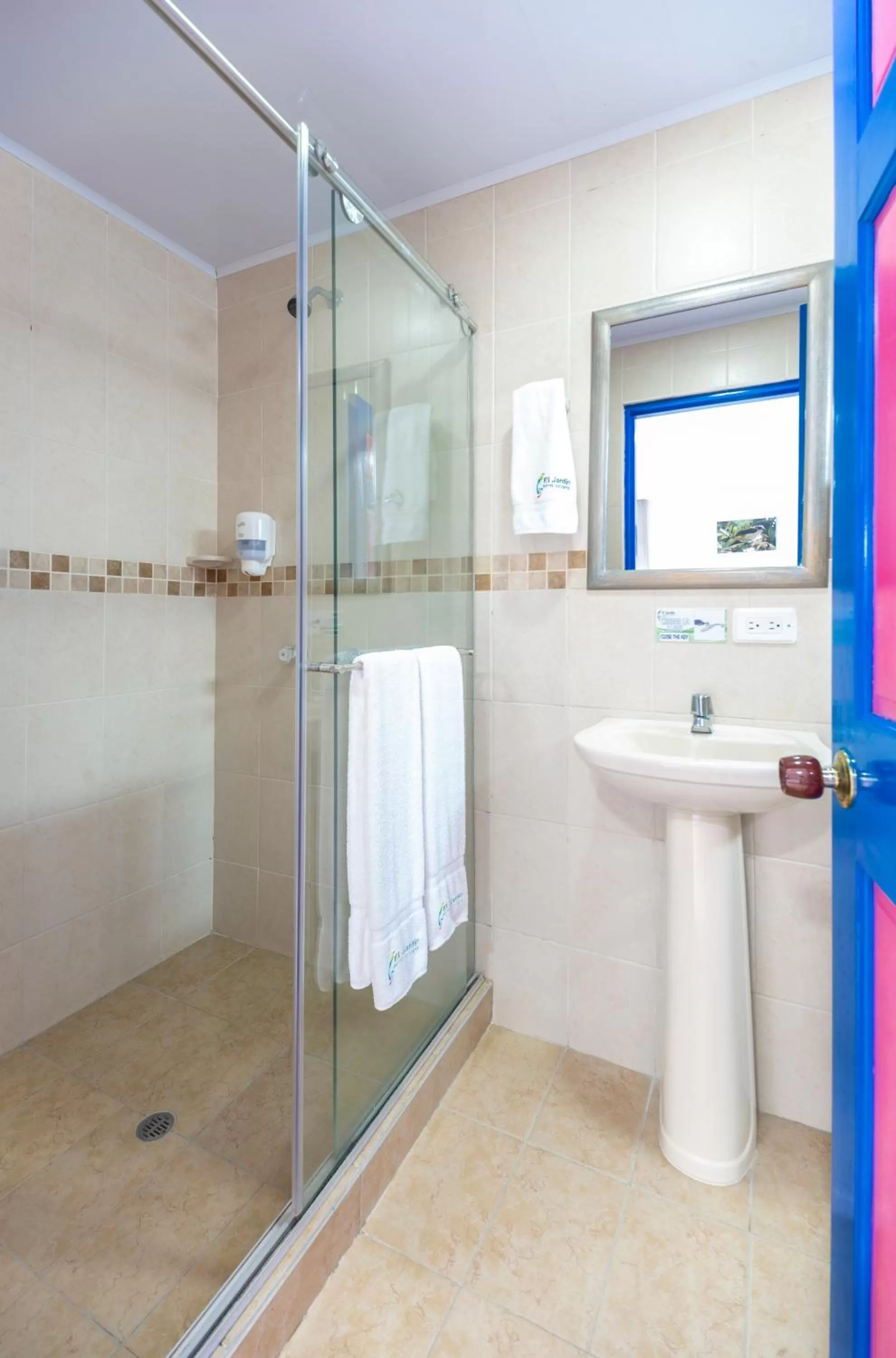 Bed, Bathroom in Hotel El Jardin