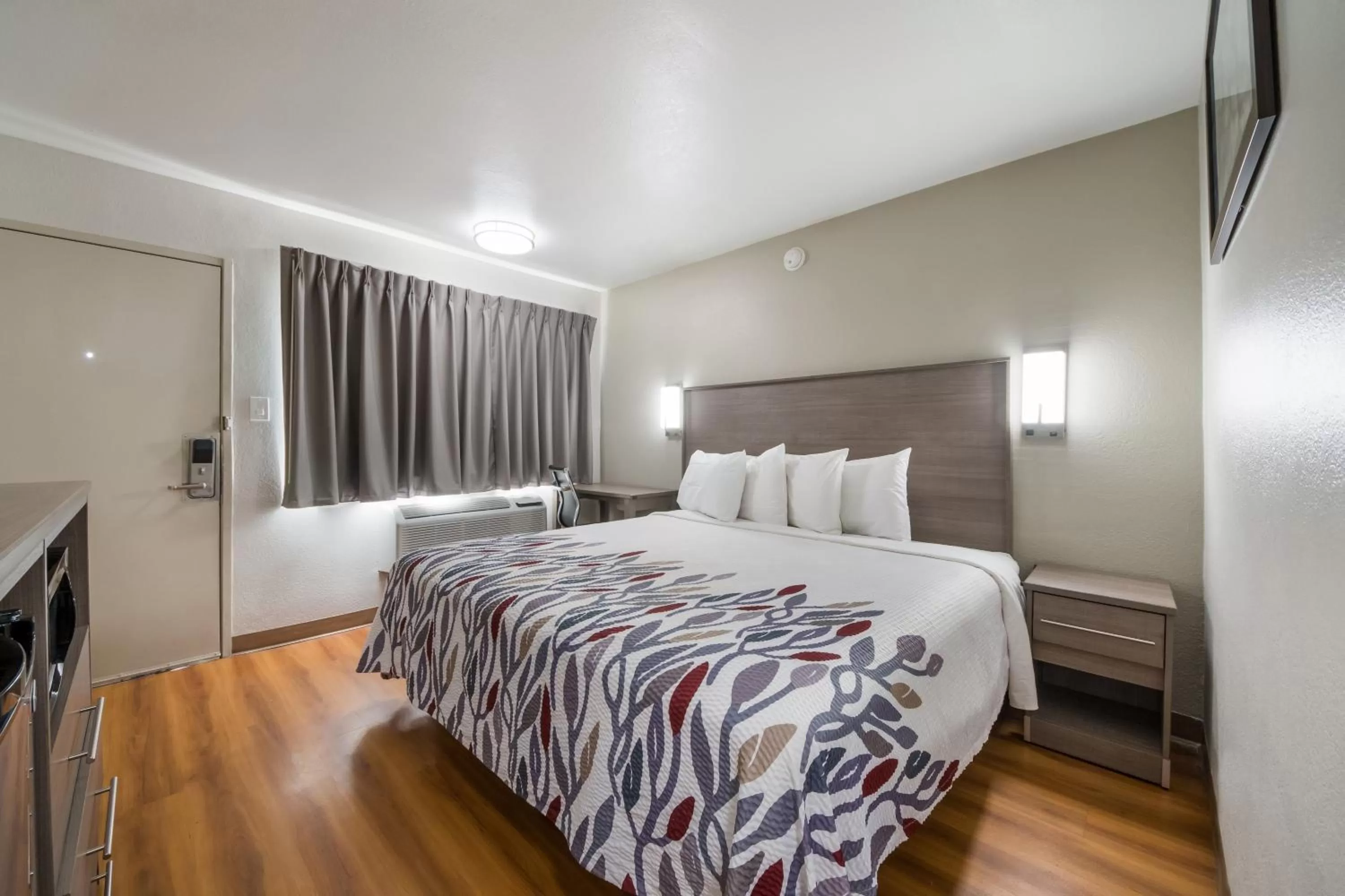 Photo of the whole room, Bed in Red Roof Inn San Antonio E - Frost Bank Center