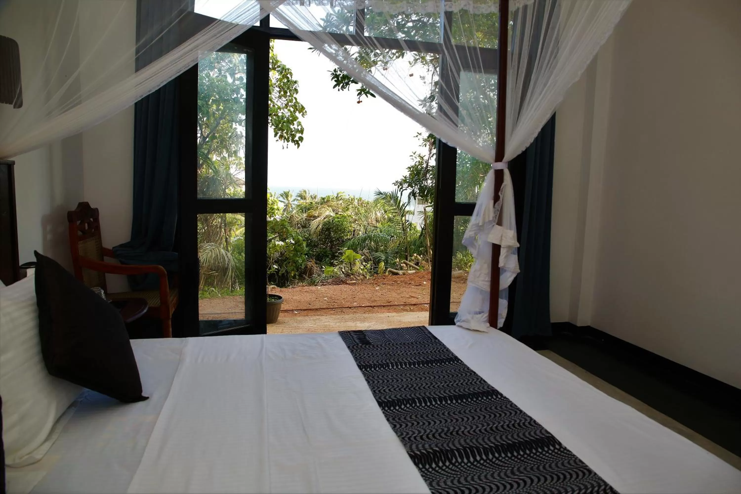 Bedroom, Bed in Sky Mountain Café with seaview