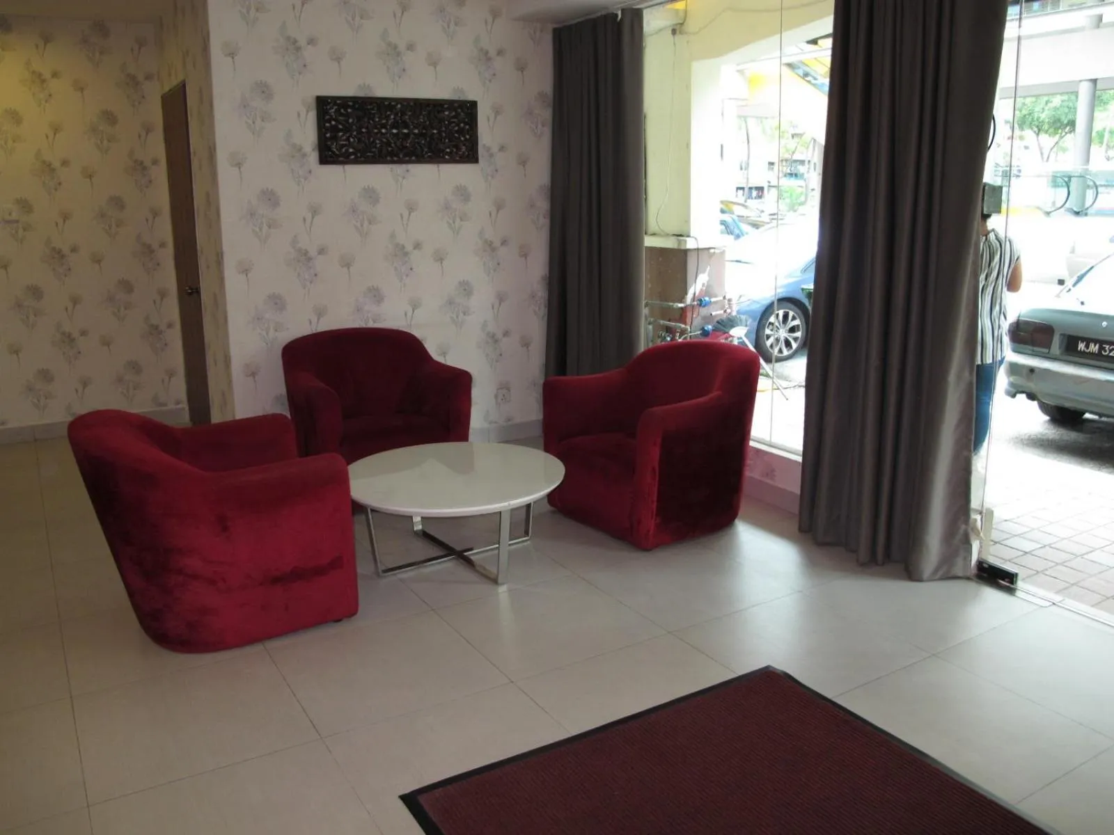 Seating area in Oscar Inn