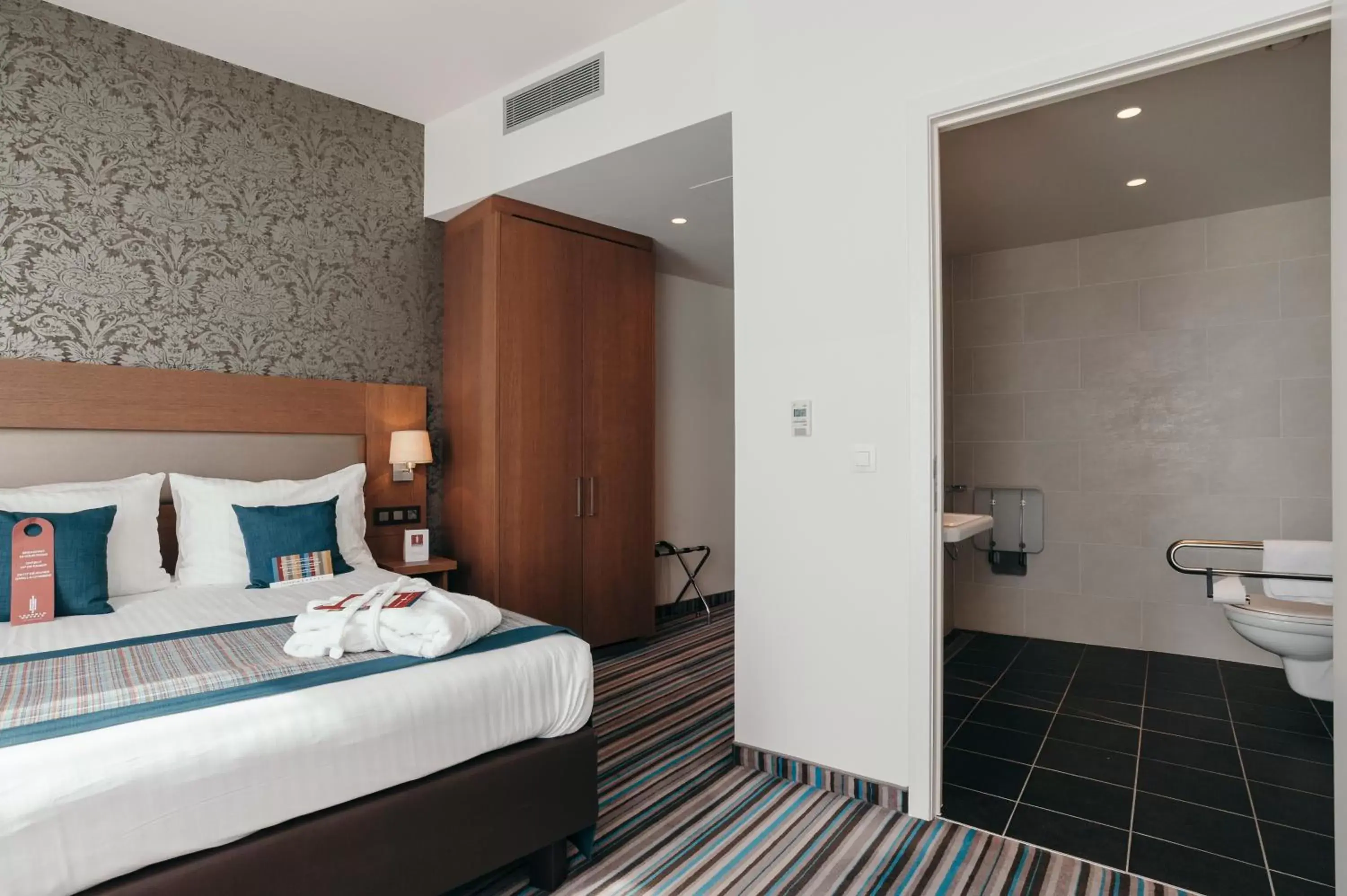 Queen Room - Disability Access in Leopold Hotel Oudenaarde Queen Room - Disability Access in Leopold Hotel Oudenaarde