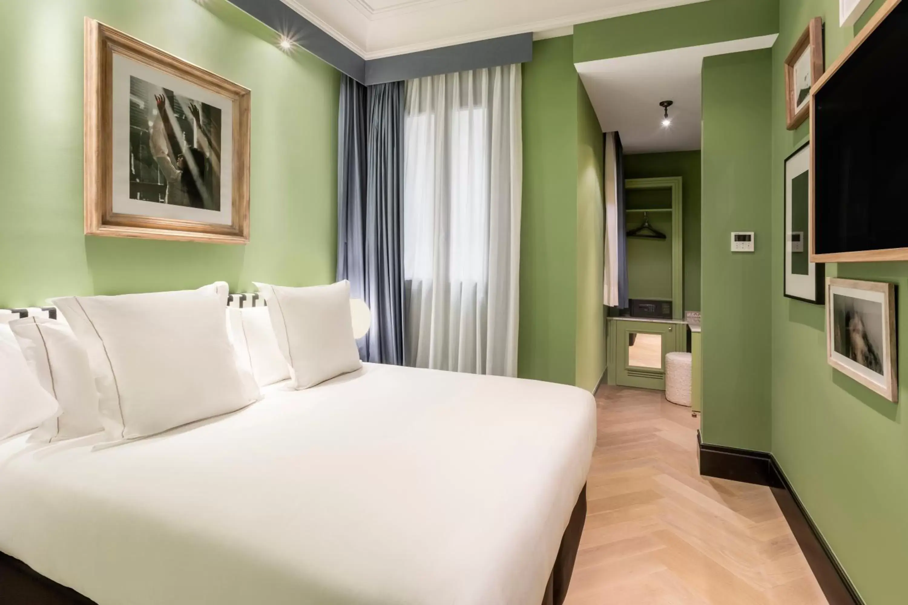 Economy Double or Twin Room in One Shot Aragó Economy Double or Twin Room in One Shot Aragó