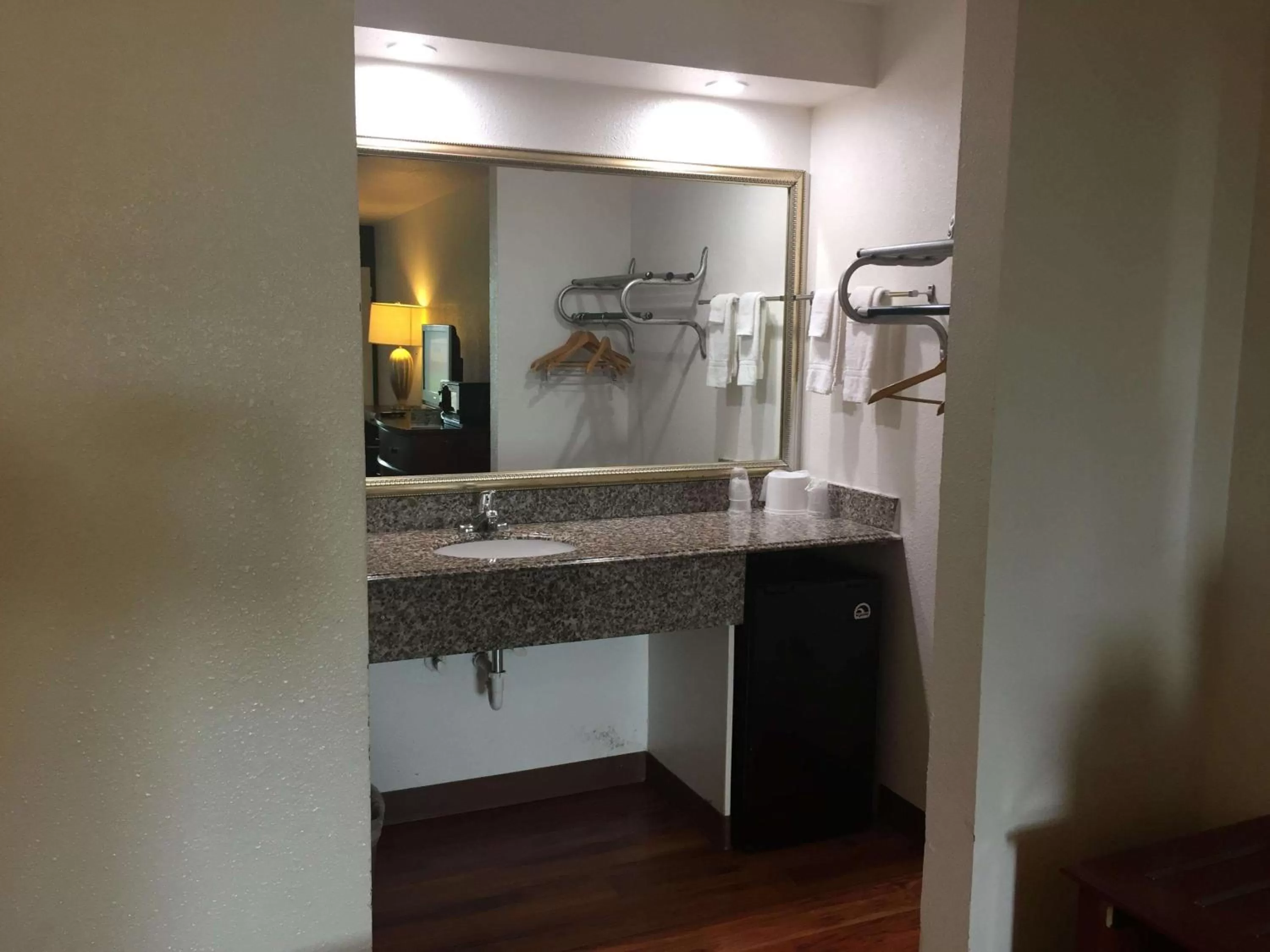 Bathroom in Motel 6-Nashville, TN - Airport