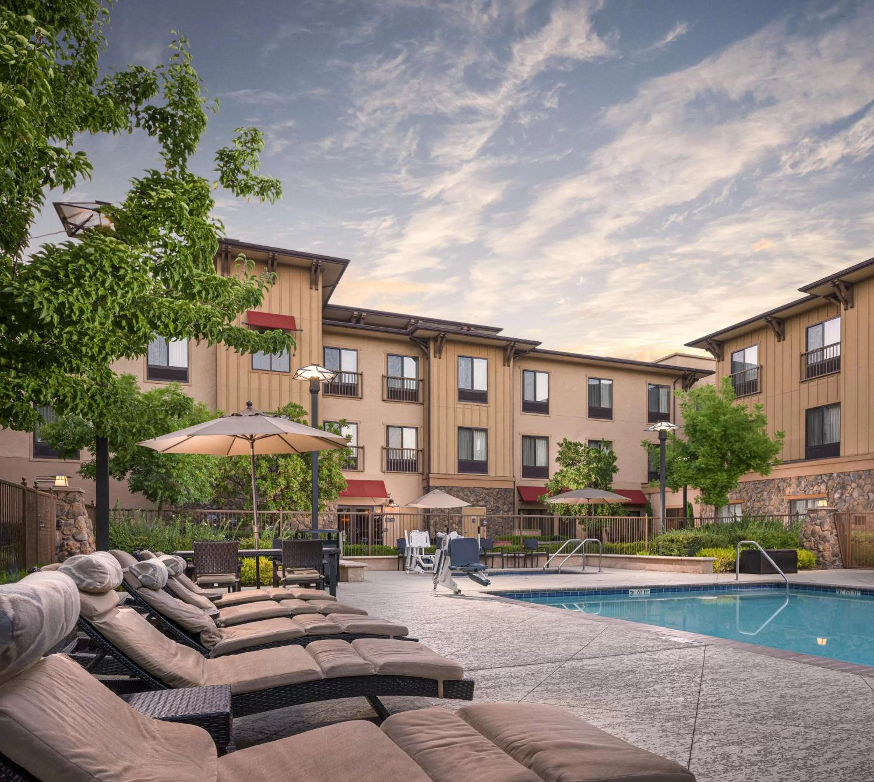 Property building in Hampton Inn & Suites Windsor-Sonoma Wine Country