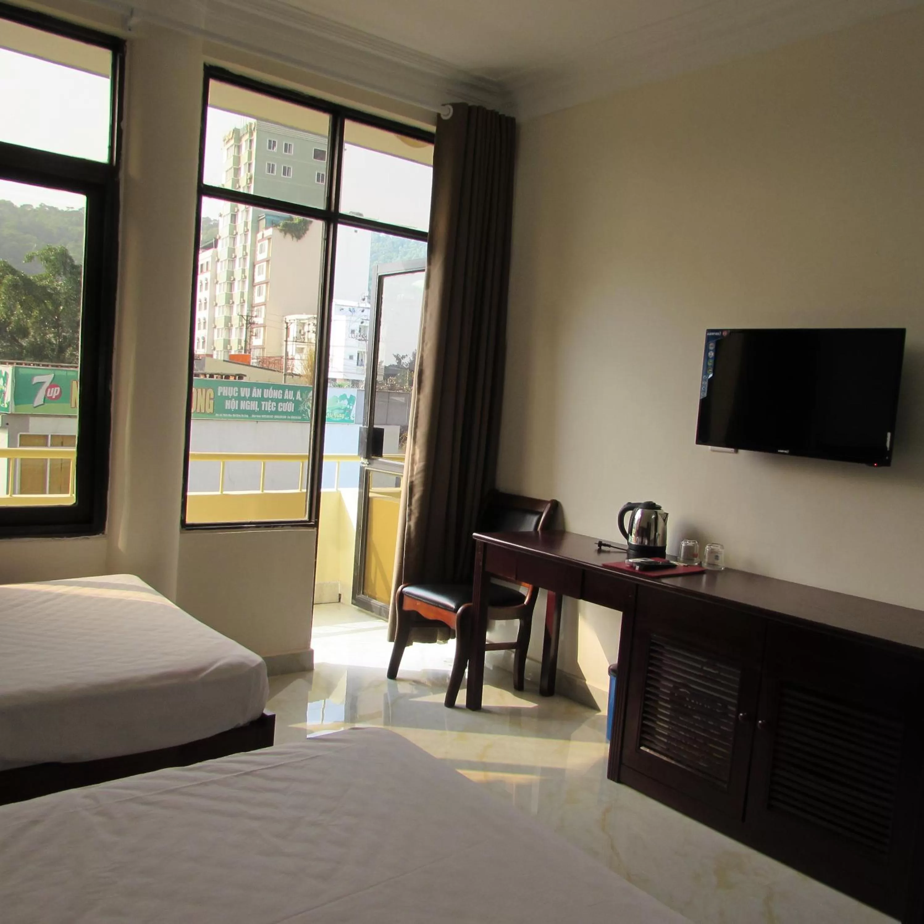 Coffee/tea facilities, Bed in Viet Nhat Halong Hotel - Bai Chay