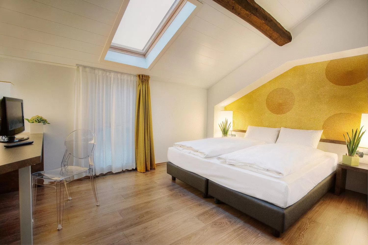 Photo of the whole room, Bed in Hotel Internazionale Bellinzona