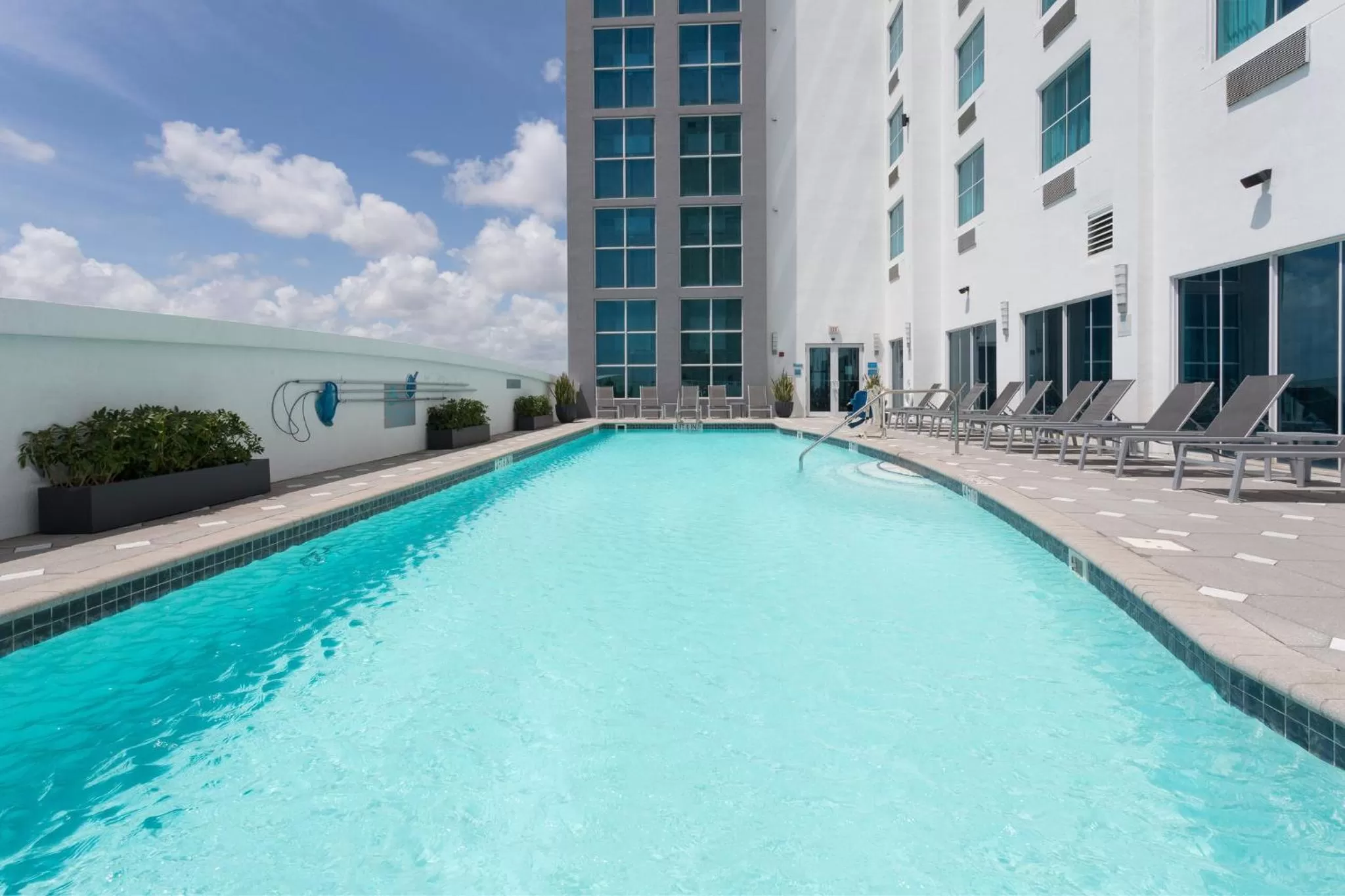 Swimming pool in Crowne Plaza Hotel & Resorts Fort Lauderdale Airport/ Cruise by IHG