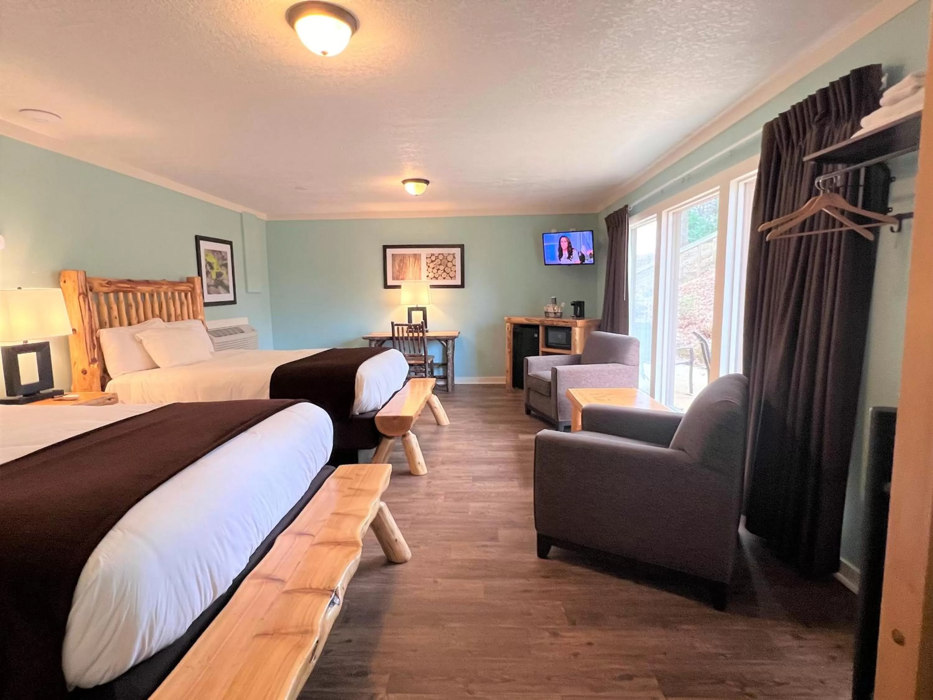 Photo of the whole room, Bed in Mountain Top Inn and Resort