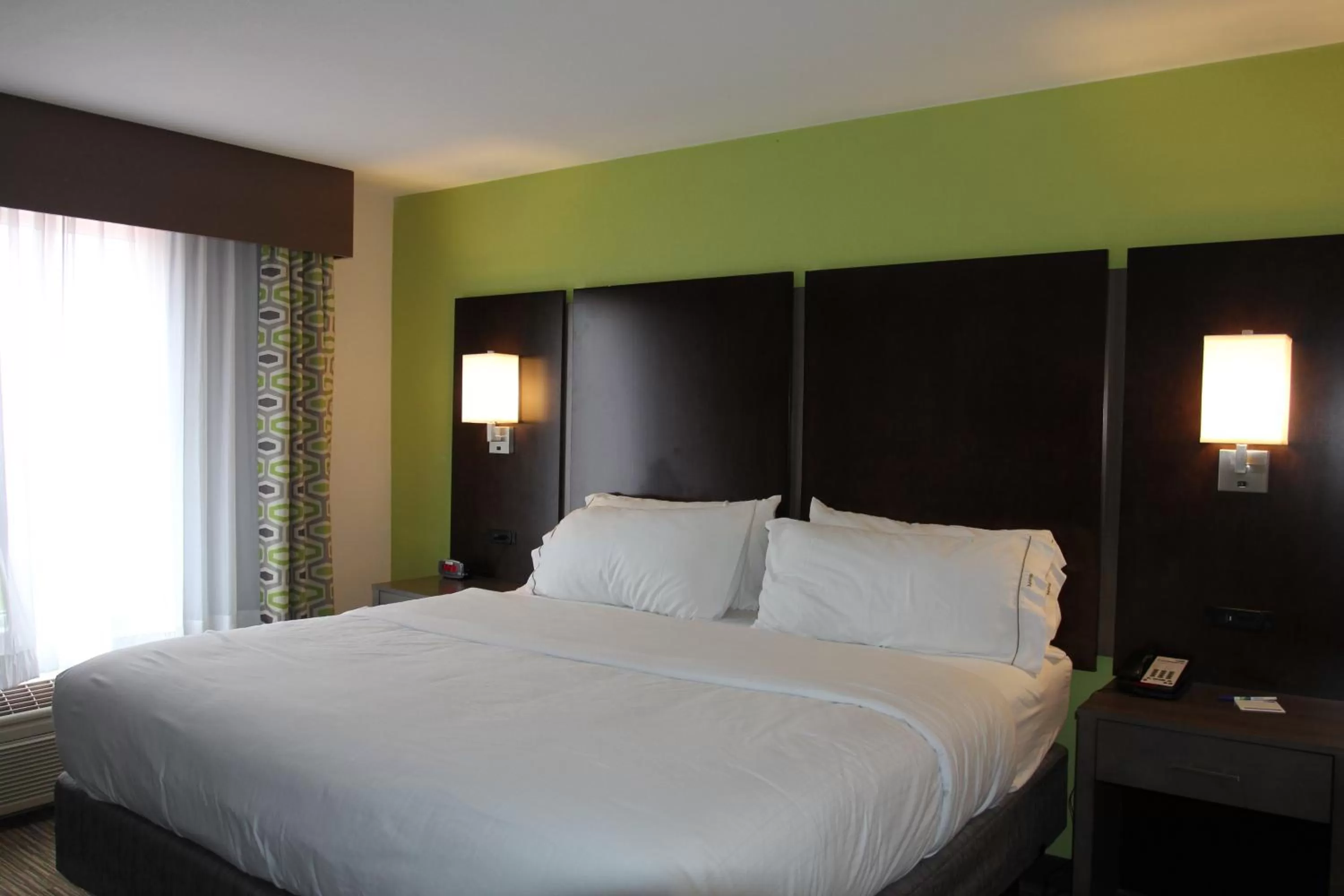 Photo of the whole room, Bed in Holiday Inn Express & Suites Sweetwater by IHG