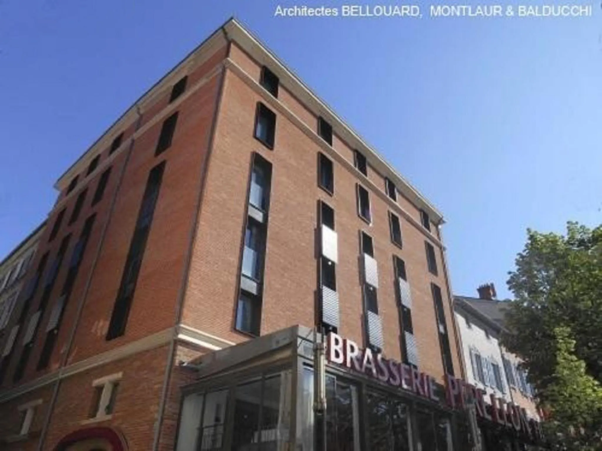 Facade/entrance in Hôtel Le Père Léon