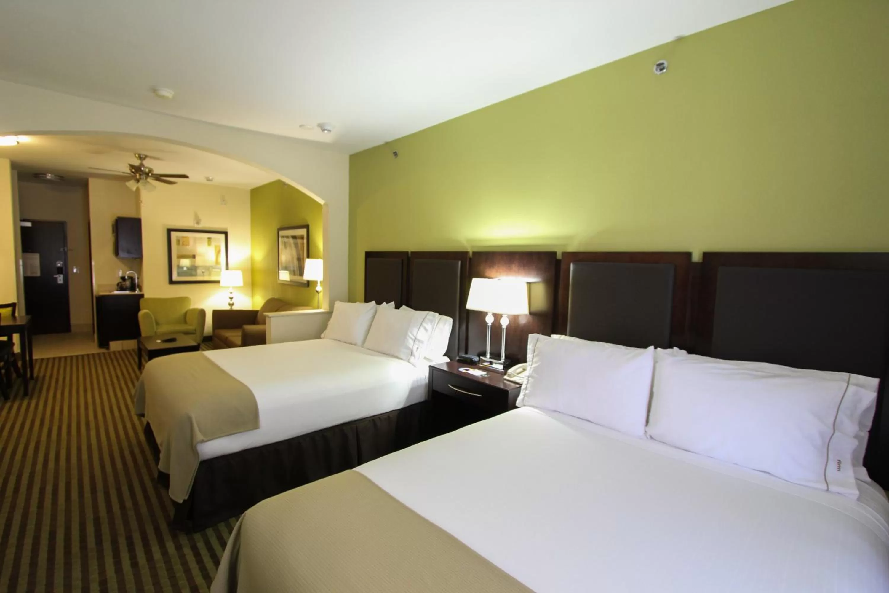 Photo of the whole room, Bed in Holiday Inn Express Hotel & Suites Nacogdoches by IHG