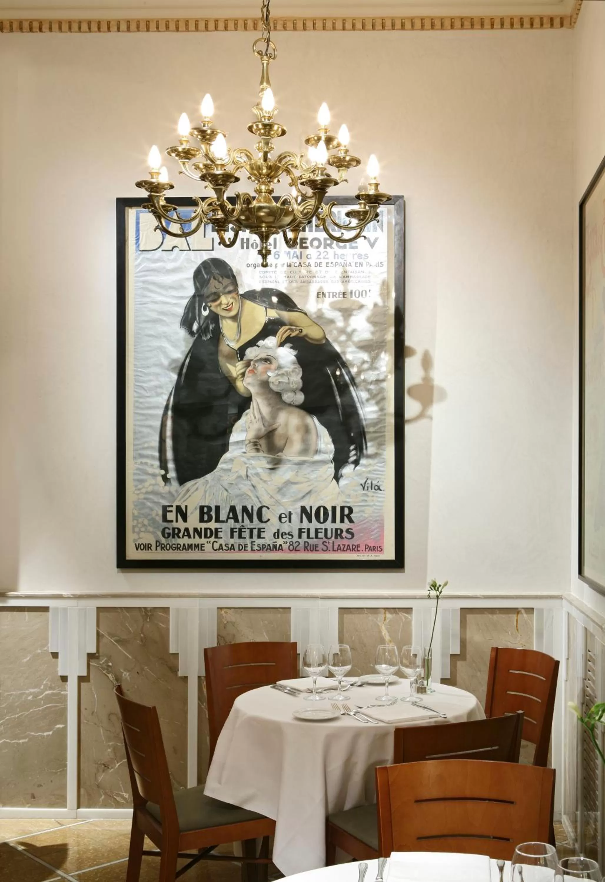 Restaurant/places to eat in Hotel Astoria