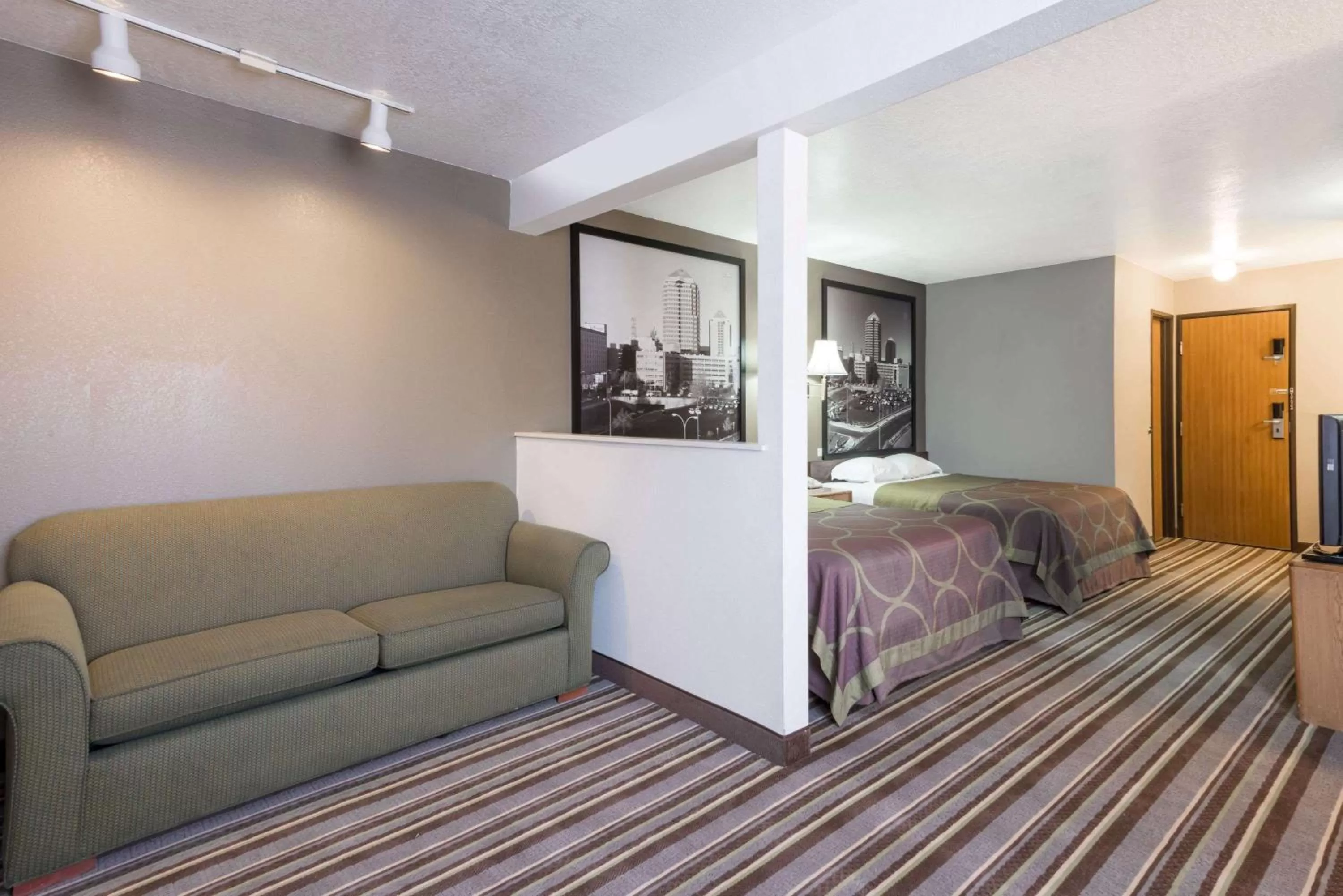 Photo of the whole room, Bed in Super 8 by Wyndham Bernalillo