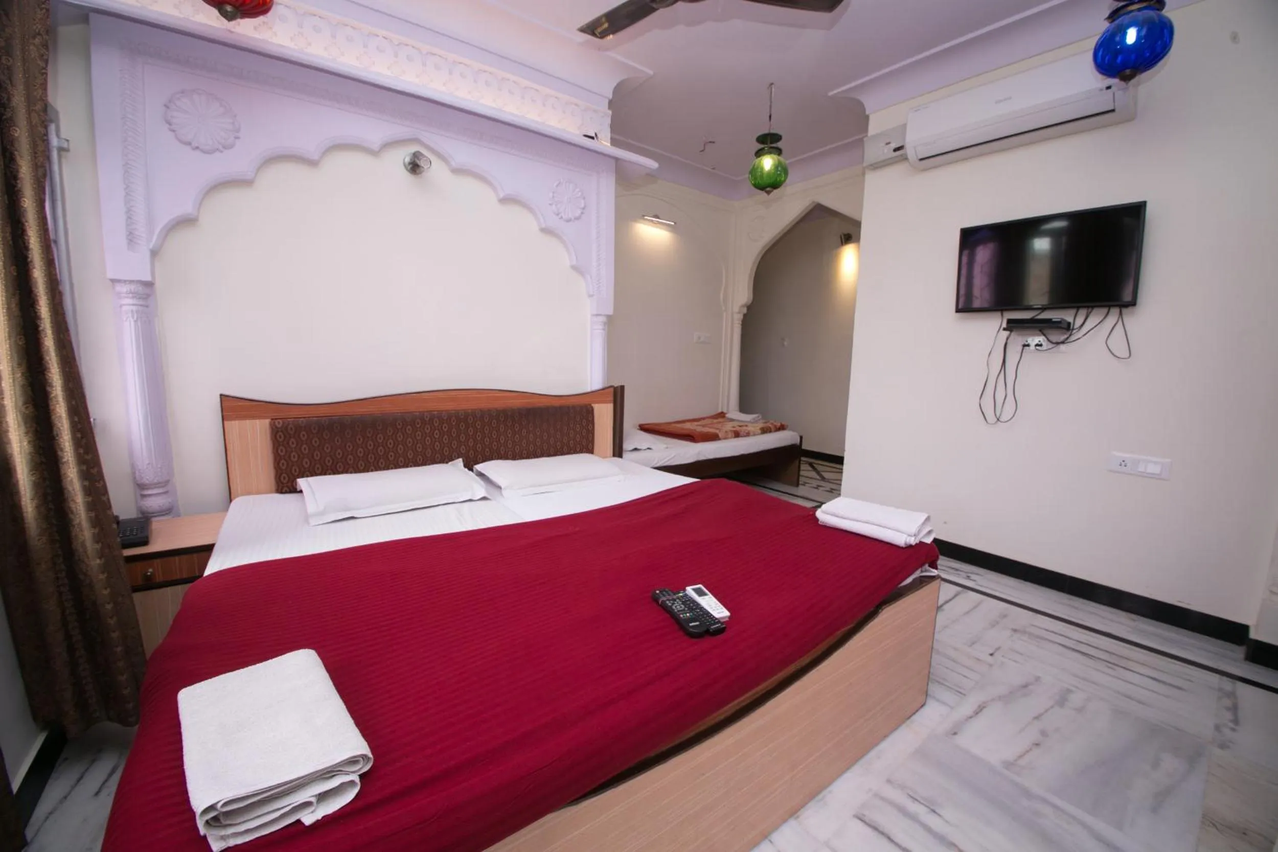 Photo of the whole room, Bed in Hotel Kalyan