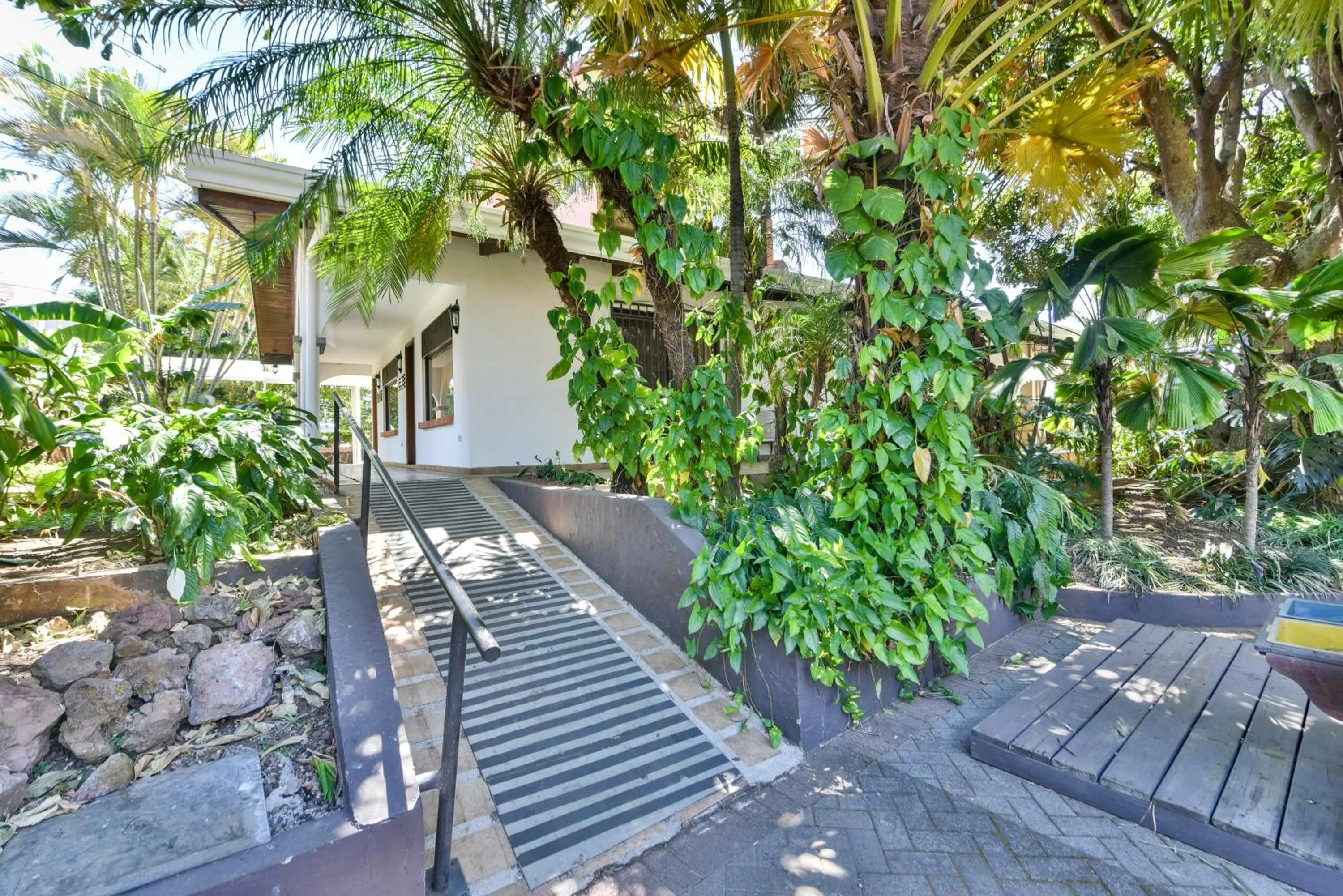 Garden in La Riviera Hotel