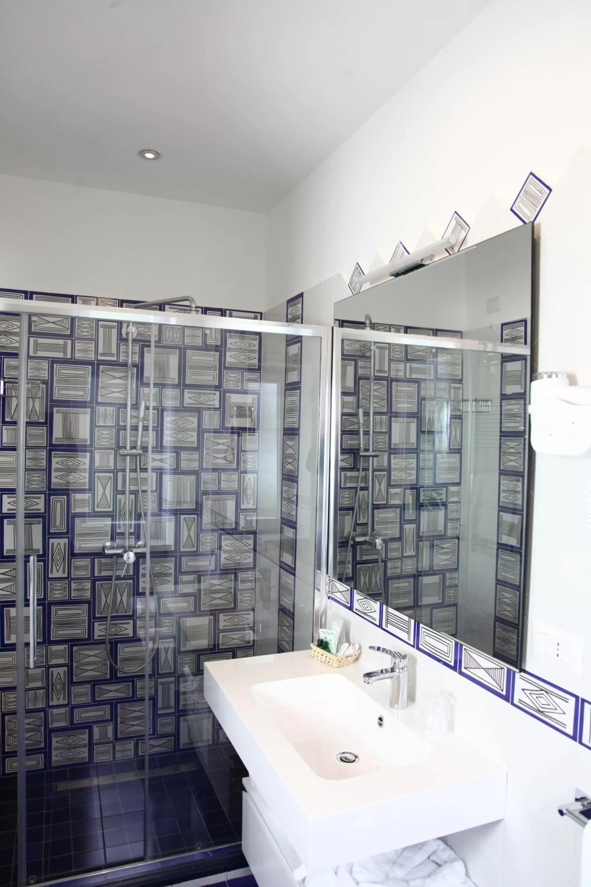 Shower in Hotel Bristol