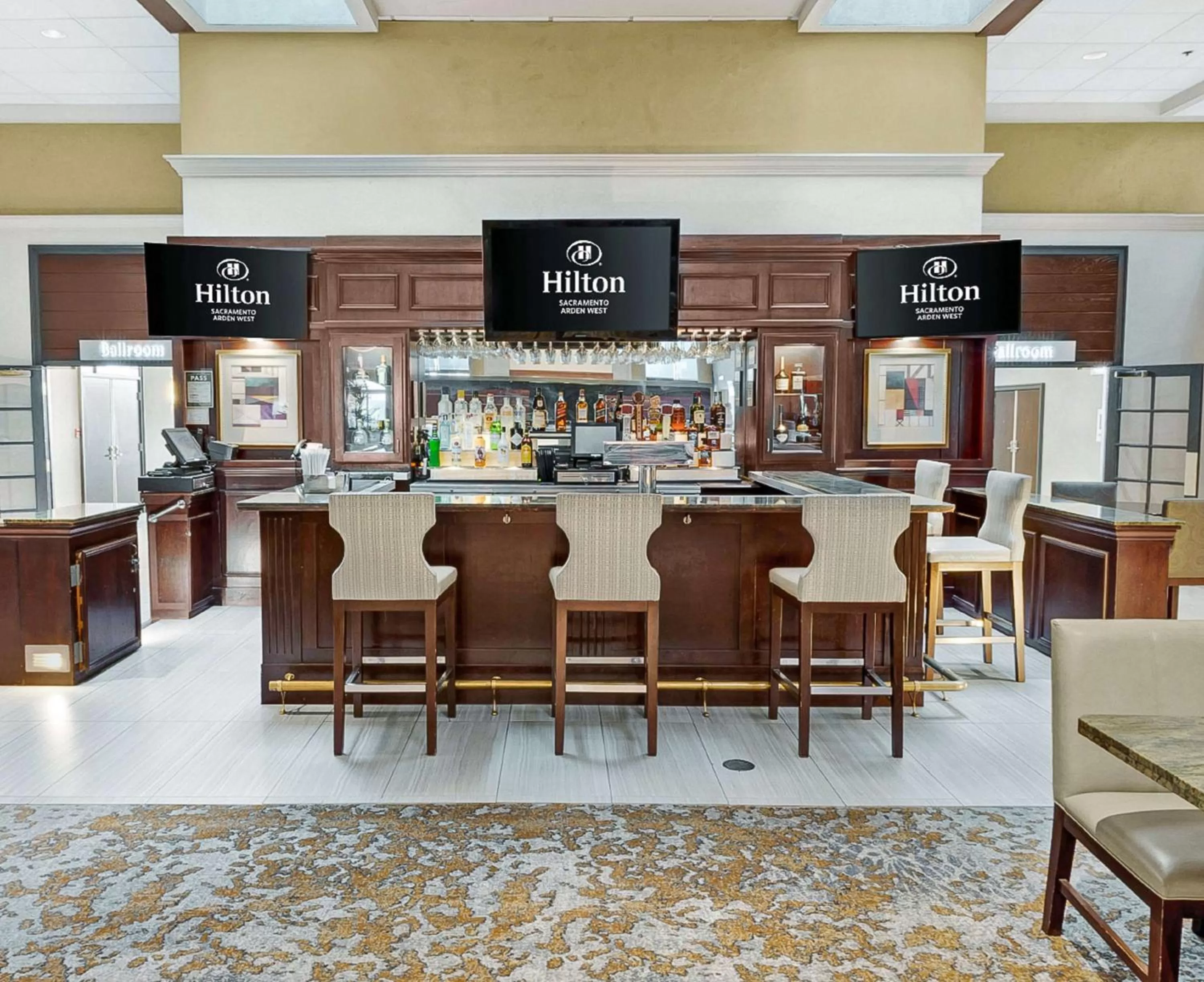 Lounge or bar in Hilton Sacramento Arden West