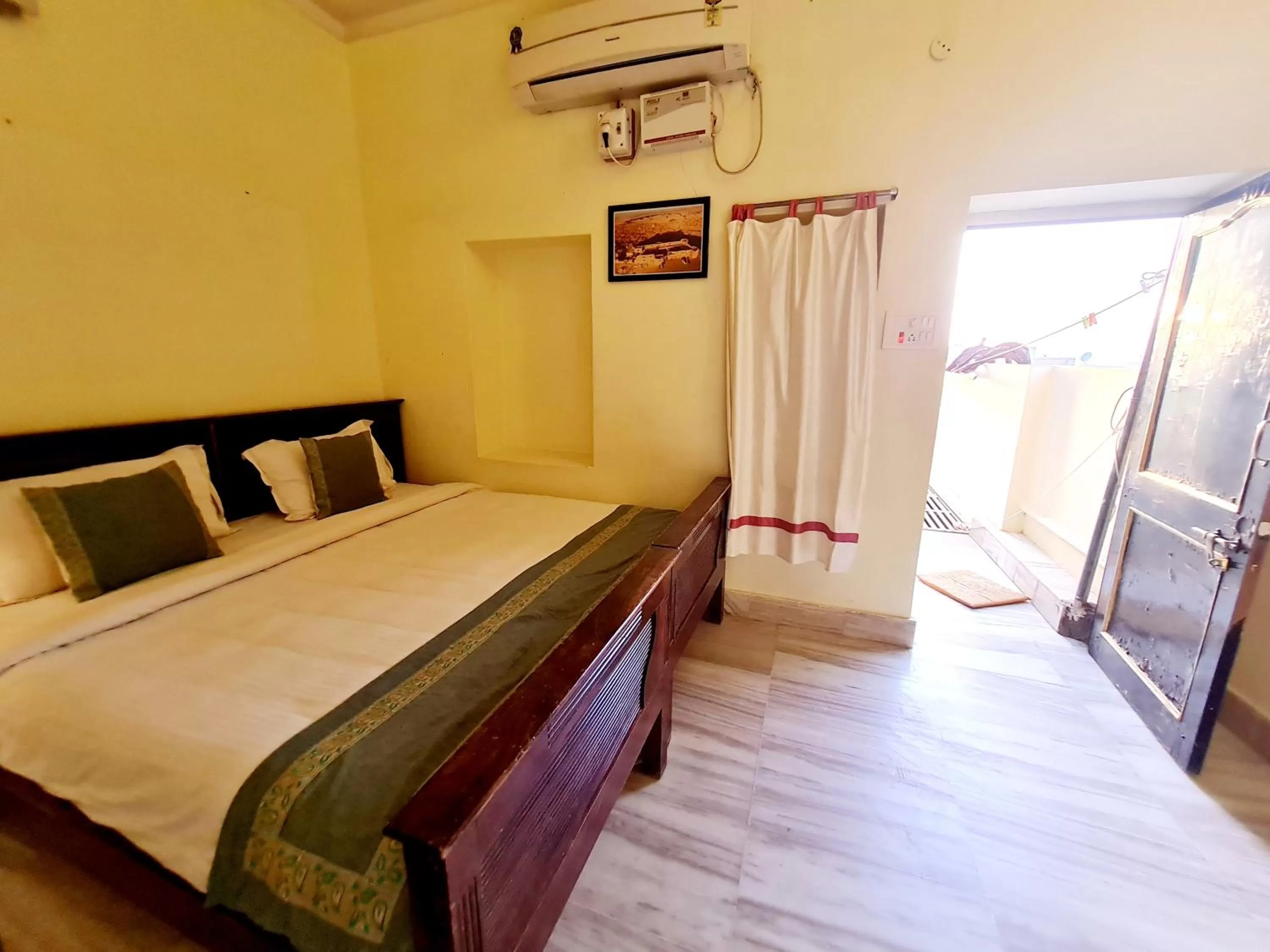 Bed in Hotel Shahi Garh