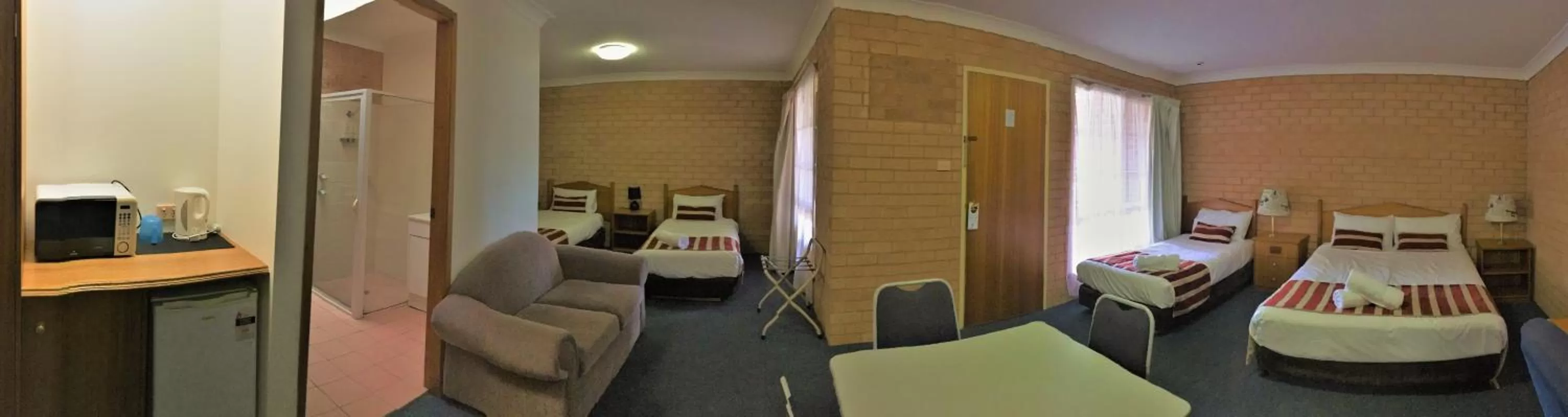 Bed in Golden Chain Aalana Motor Inn