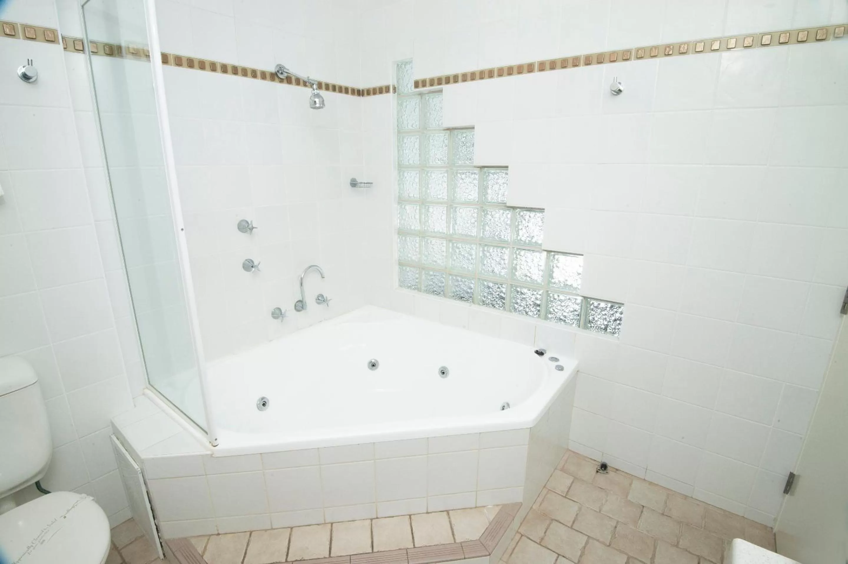 Bathroom in Rockpool Motor Inn