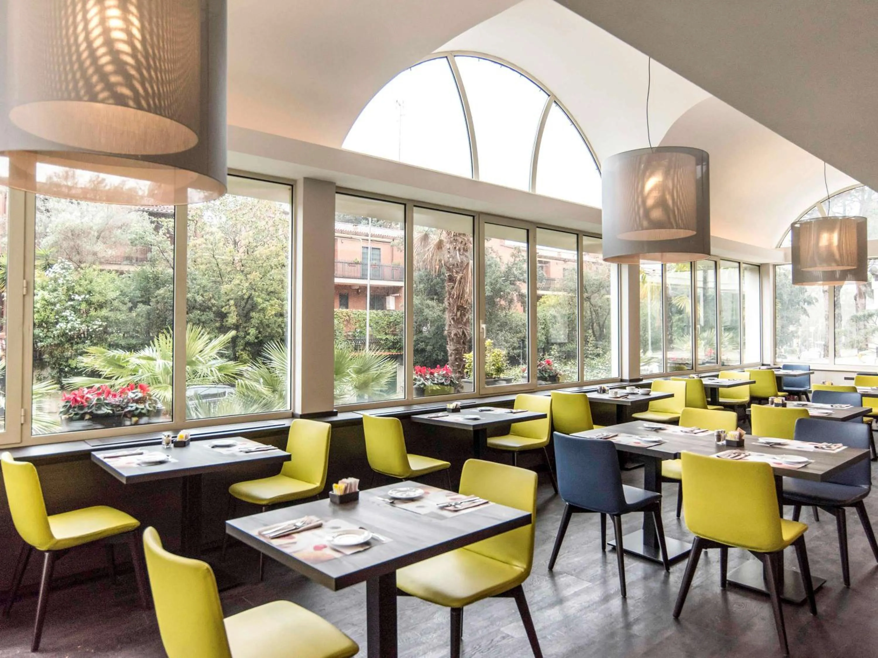 Restaurant/places to eat in Mercure Roma West