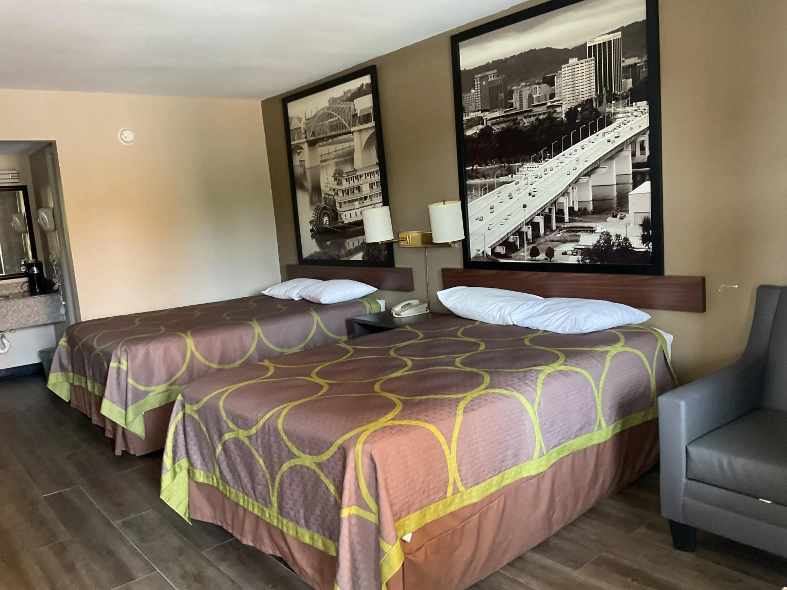 Bed in Super 8 by Wyndham Chattanooga/East Ridge