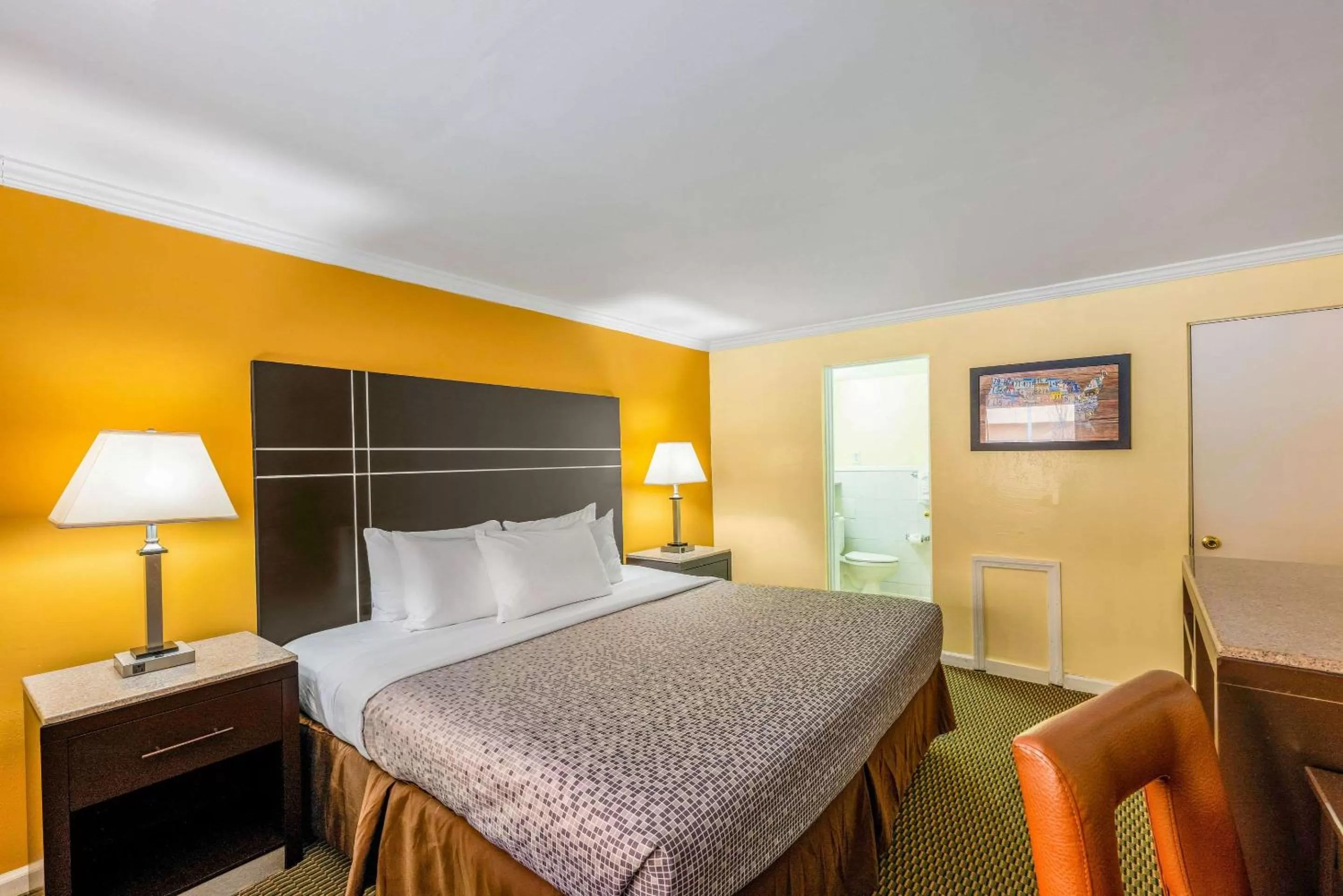 Photo of the whole room, Bed in Econo Lodge Beach and Boardwalk