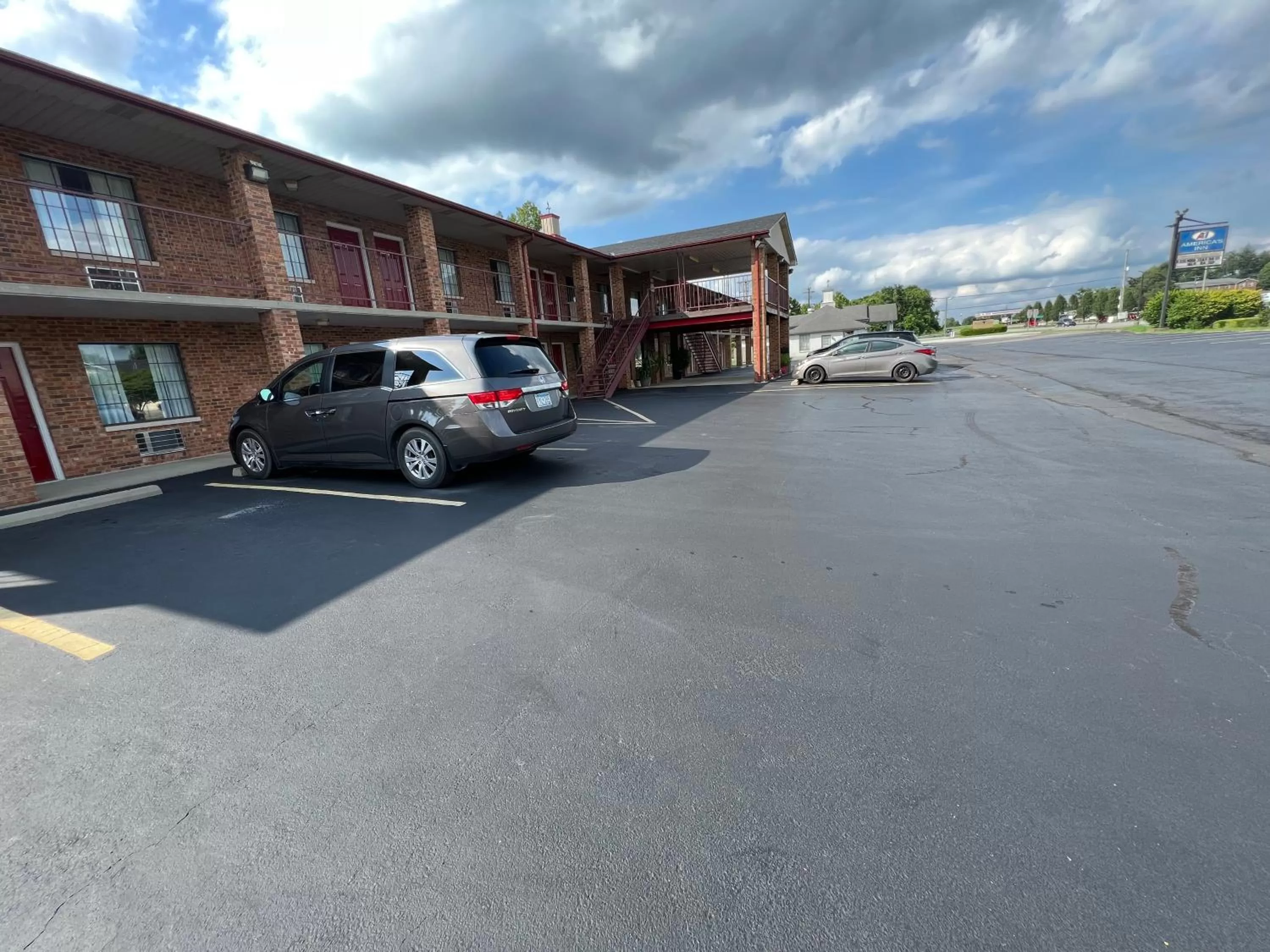 Property building in Americas Inn Bardstown