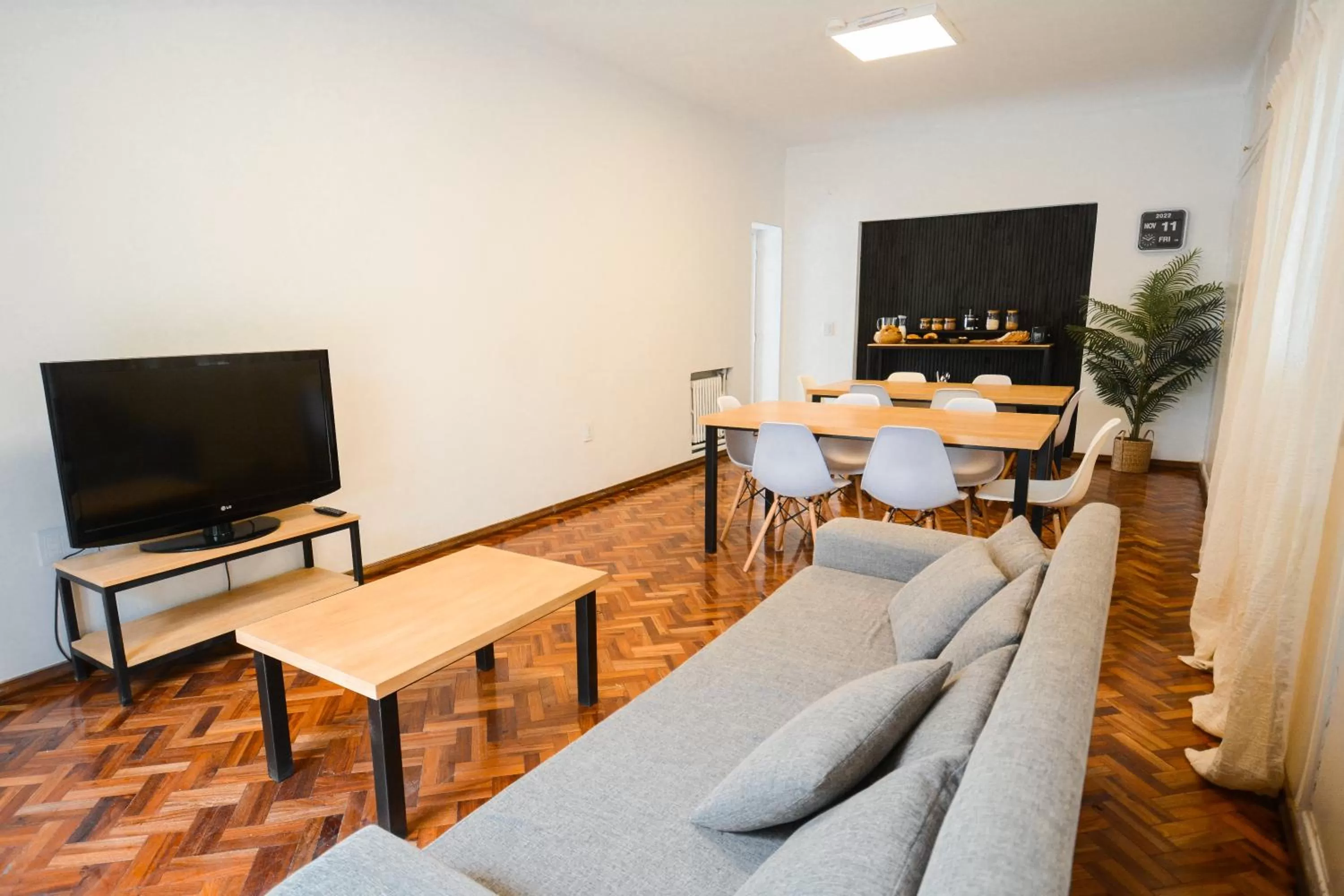 TV/Entertainment Center in Anden Espejo