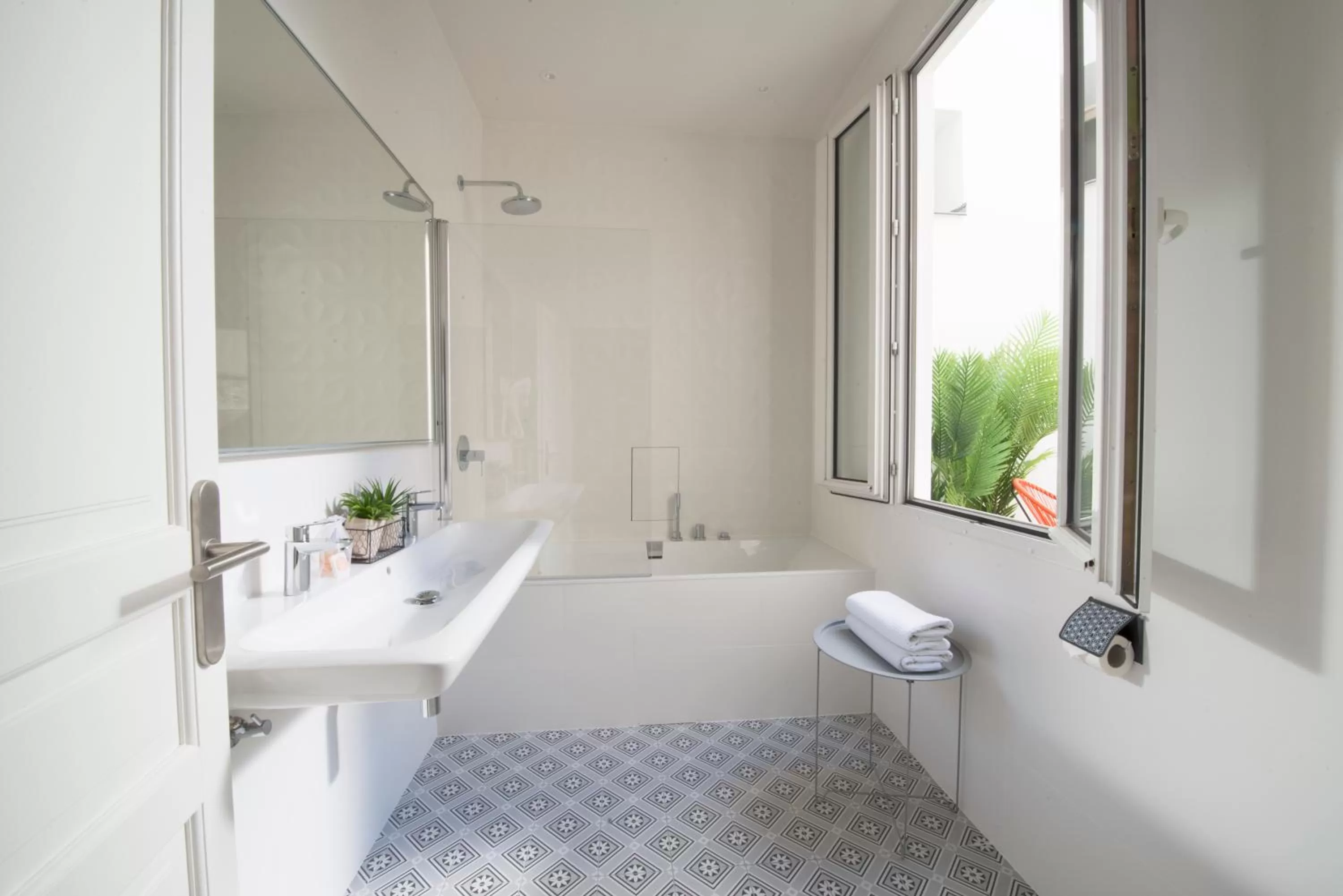 Bathroom in Hôtel des Batignolles