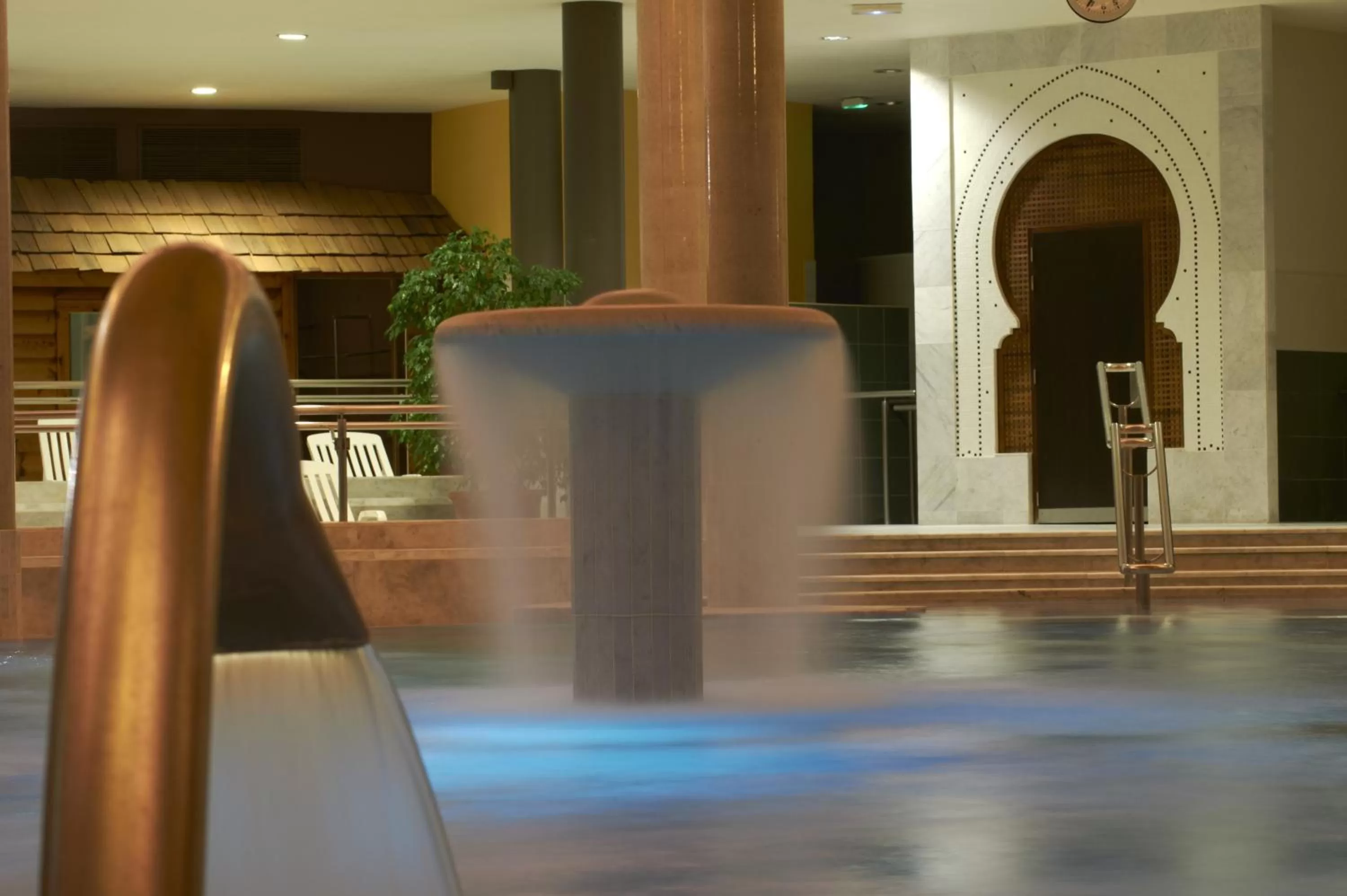 Swimming pool in Best Western Hotel Sourcéo