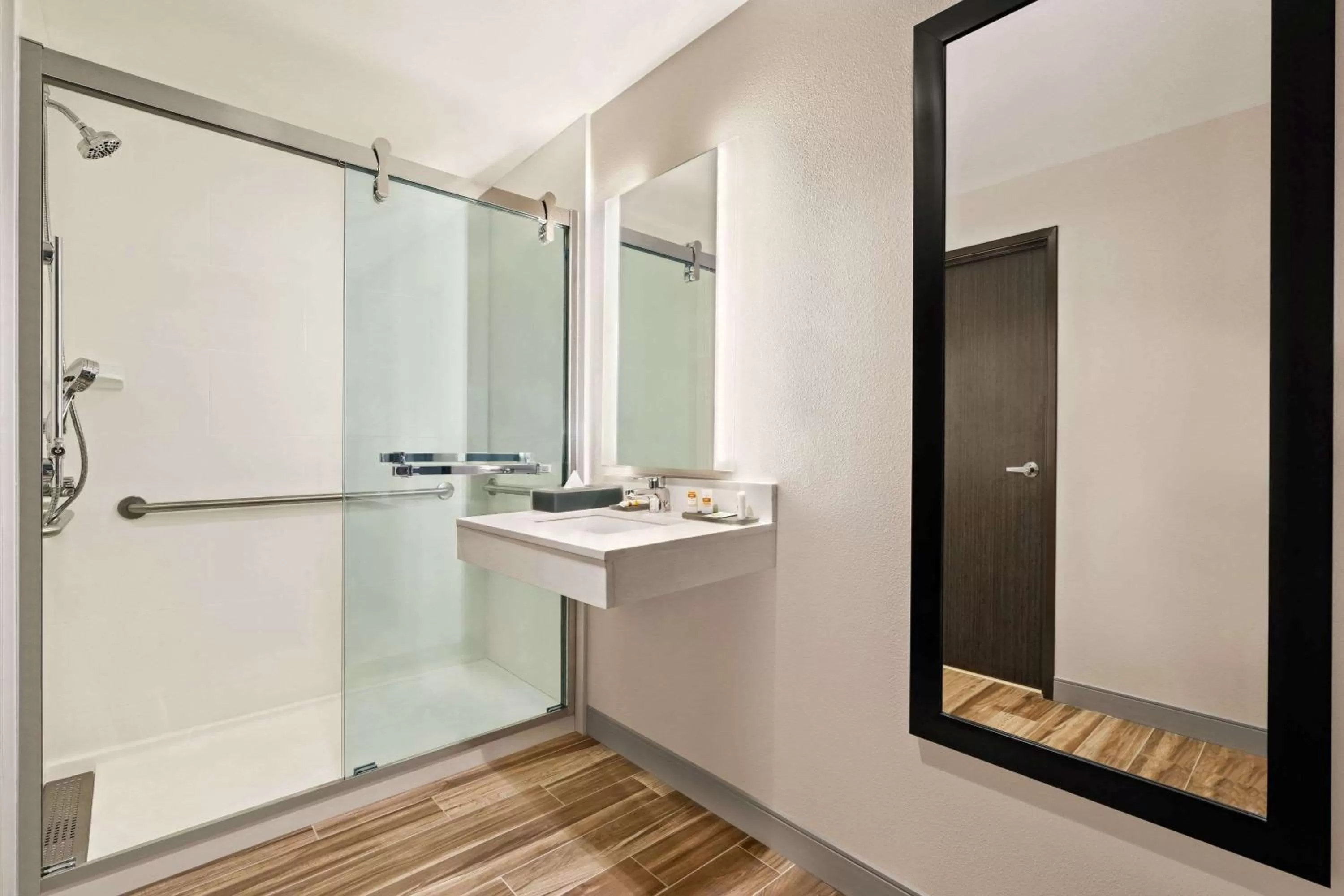 Bathroom in La Quinta Inn & Suites by Wyndham San Bernardino