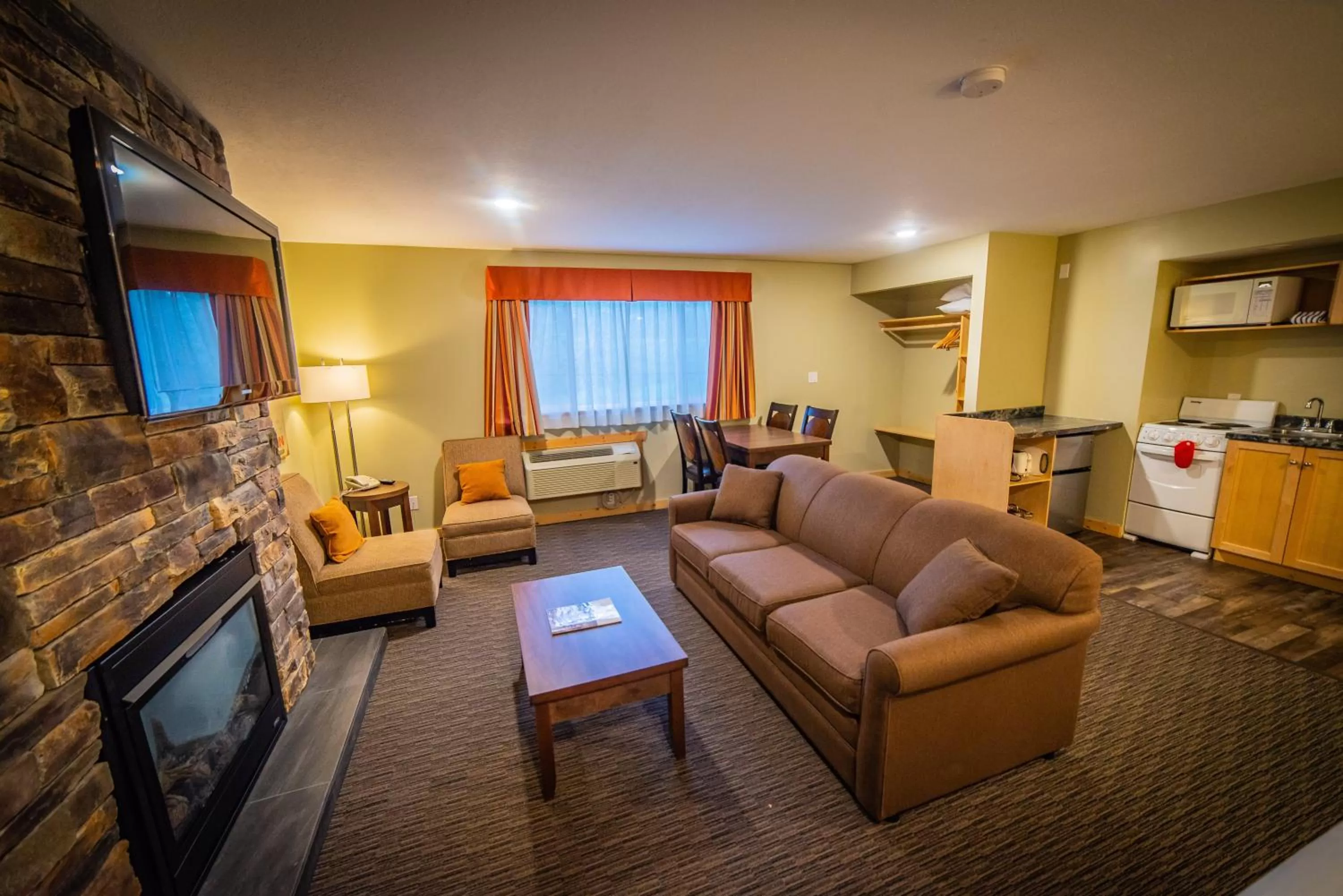Photo of the whole room in Alpine Inn & Suites