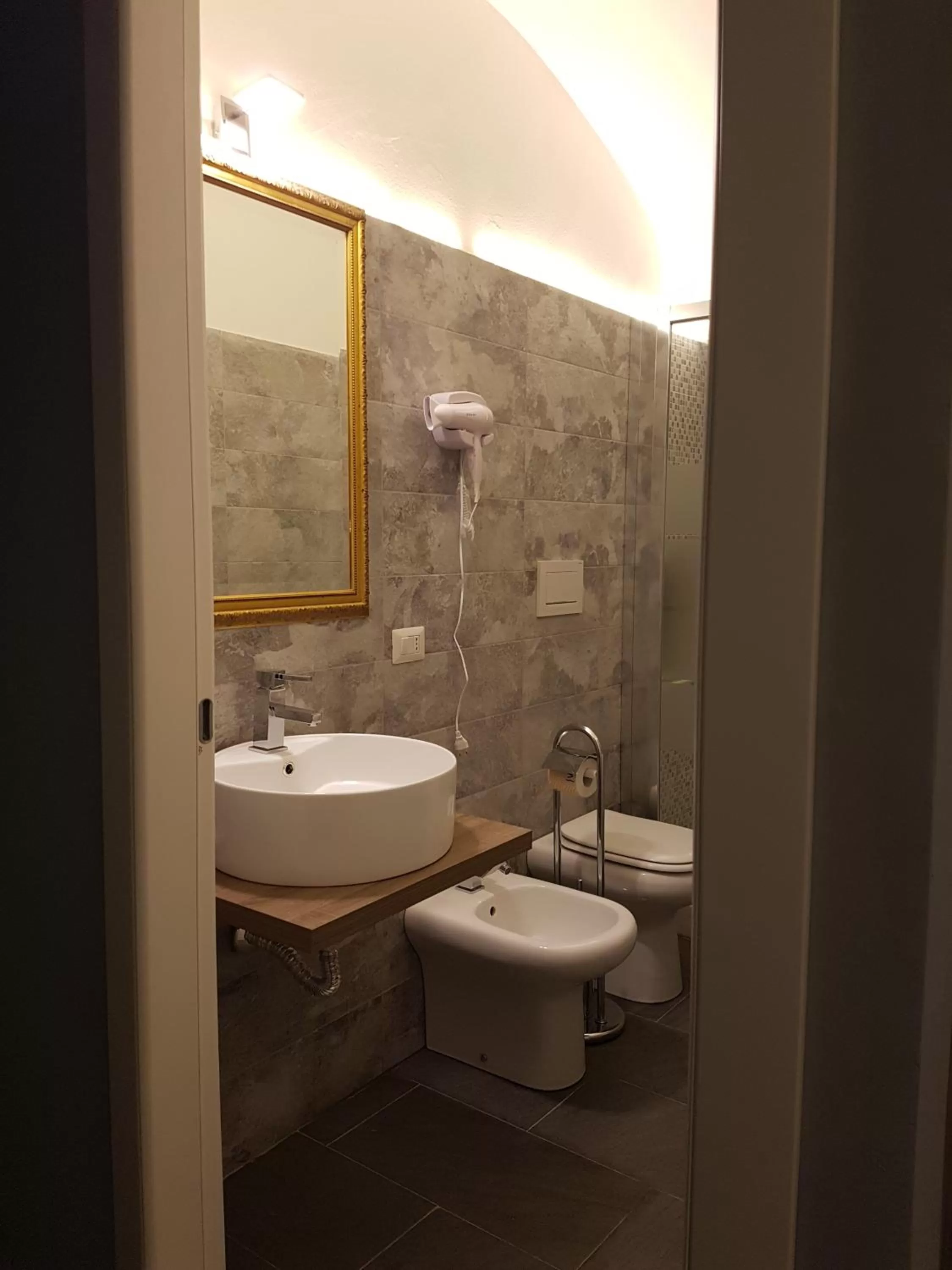 Bathroom in Hotel Sangiuliano 132 centro storico Catania