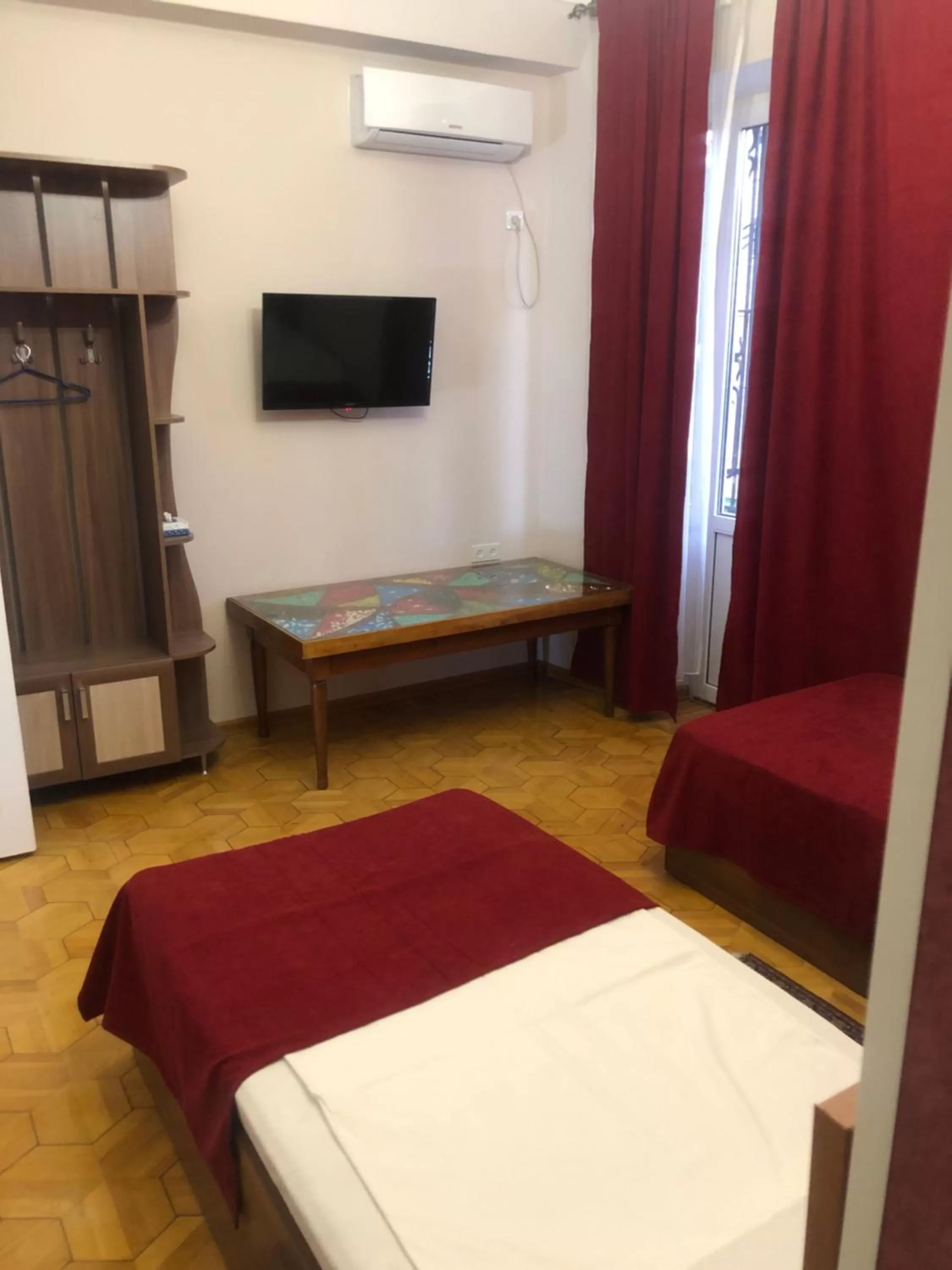 TV/Entertainment Center in Elross Hotel