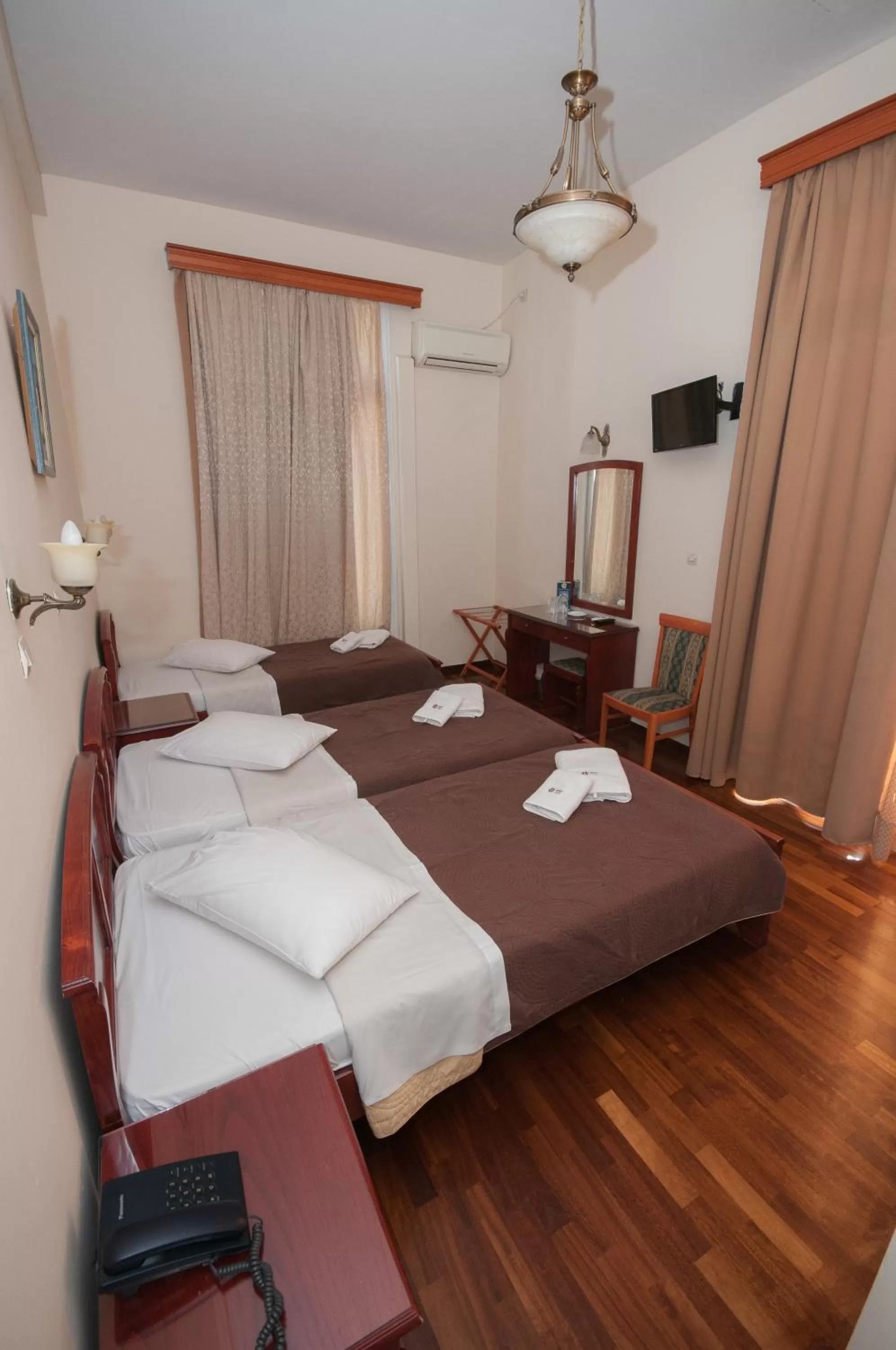 Photo of the whole room, Bed in Cecil Hotel