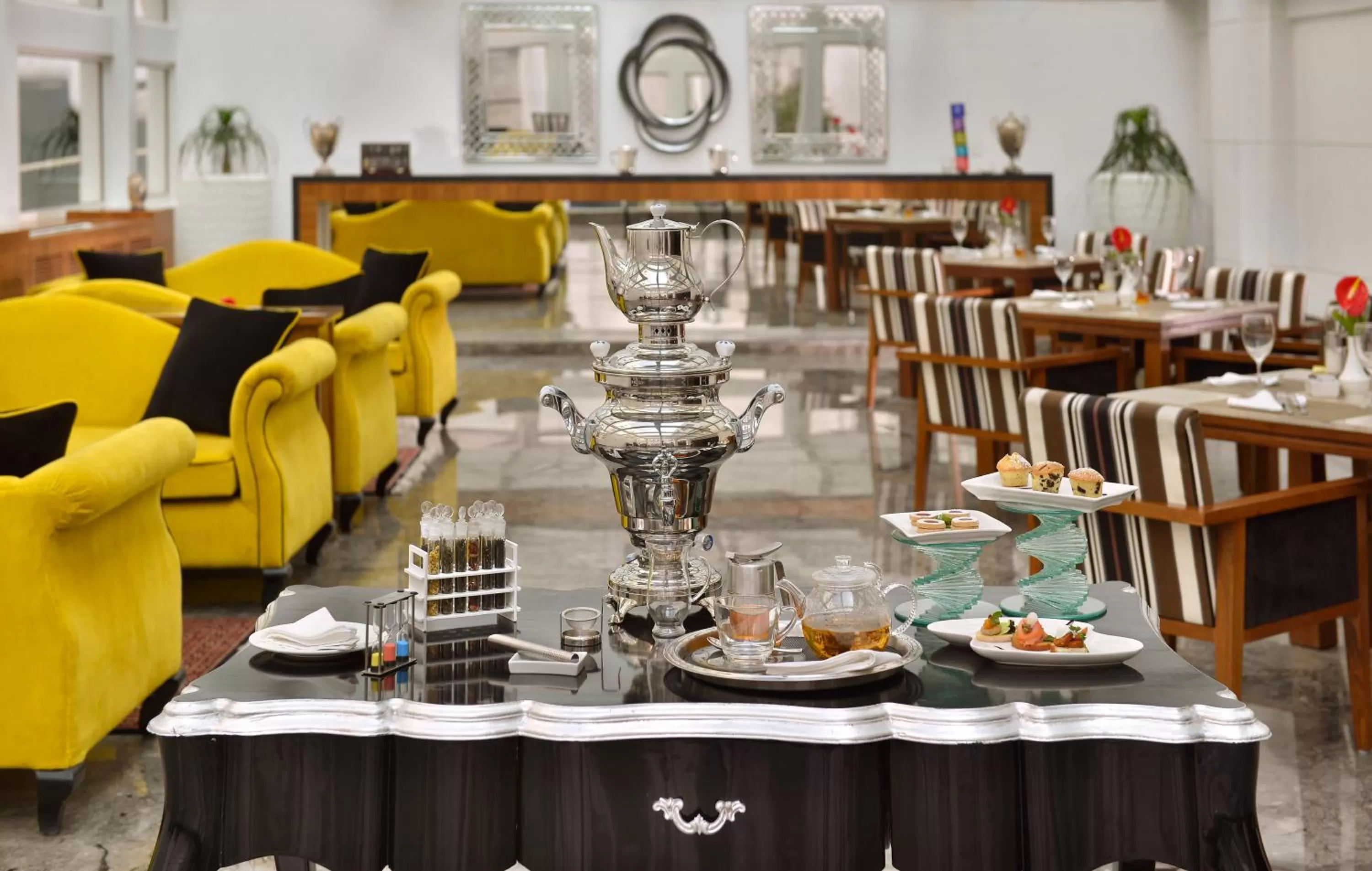 Lounge or bar in The Lalit Great Eastern Kolkata