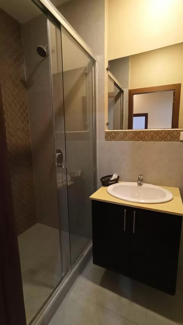 Shower, Bathroom in Casa San Benito Hospedaje