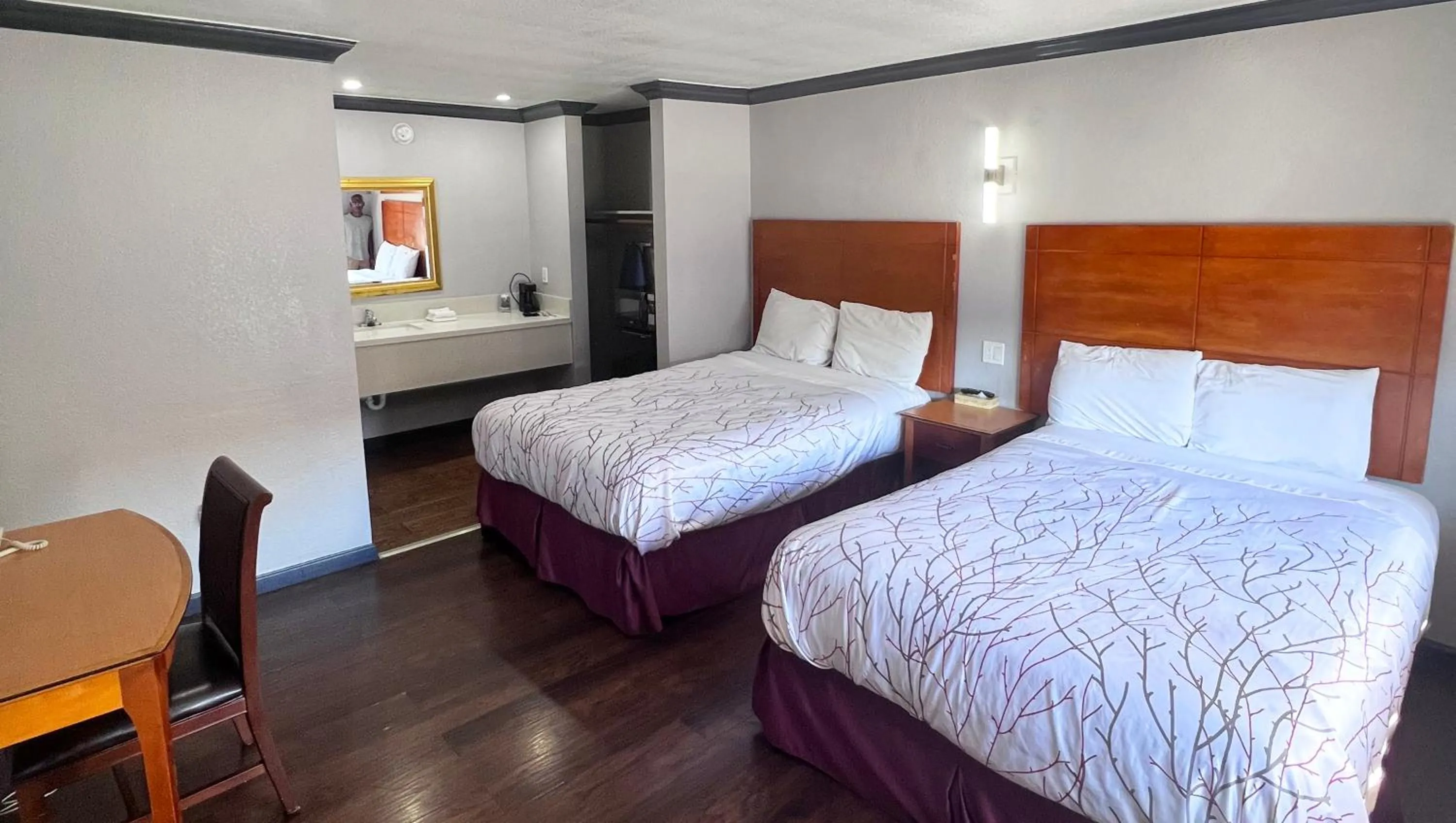 Bed in Anchorage Inn Lakeport