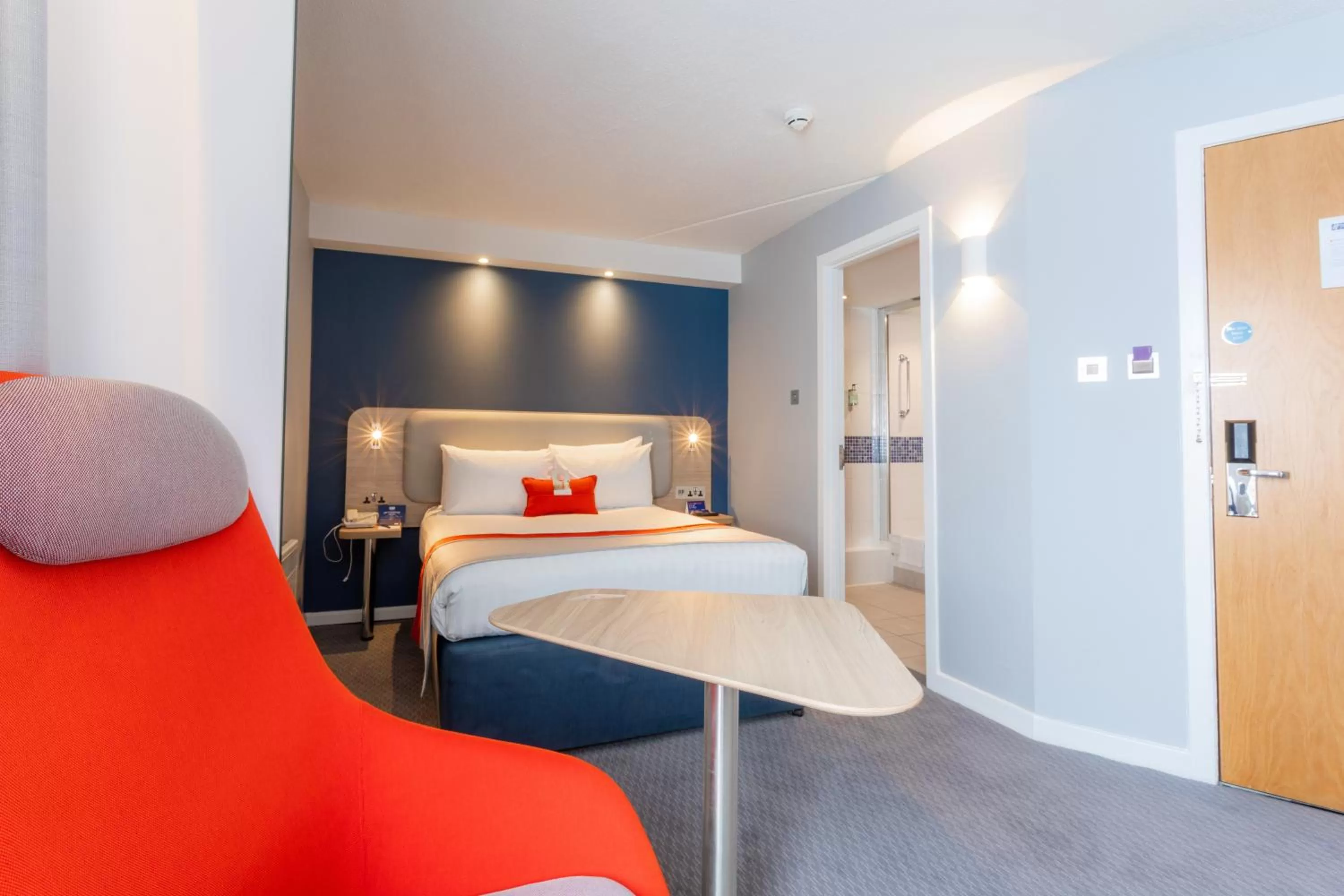 Photo of the whole room, Bed in Holiday Inn Express - Glasgow - City Ctr Theatreland by IHG