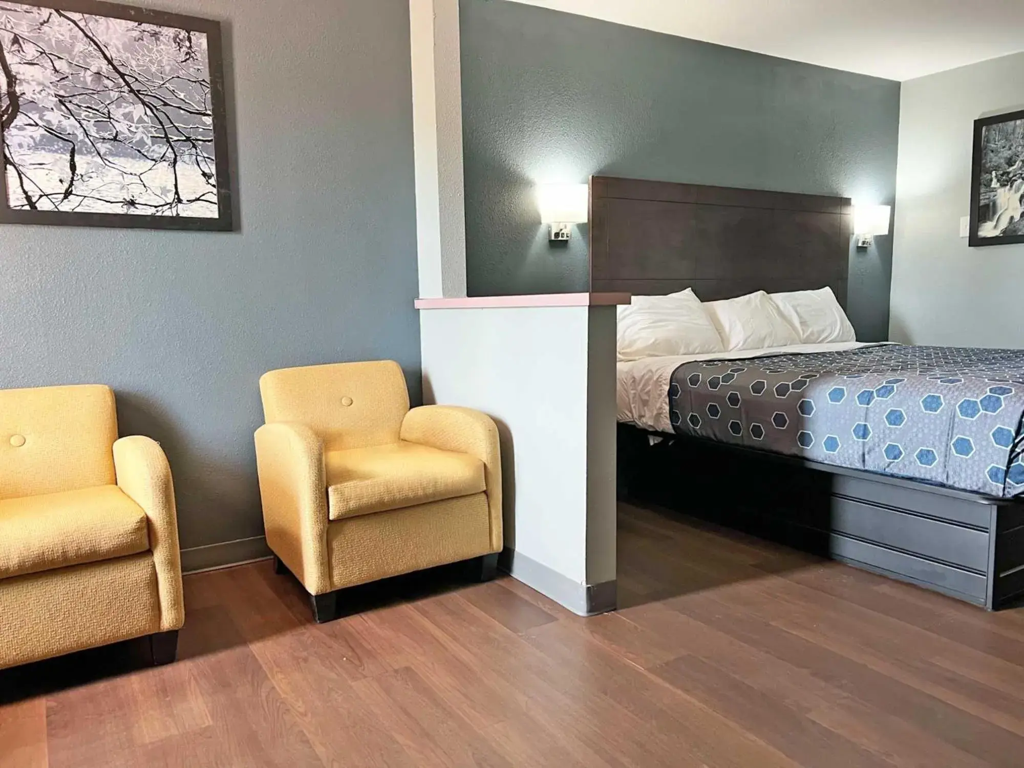 Deluxe King Room in Red Carpet Inn & Suites Deluxe King Room in Red Carpet Inn & Suites