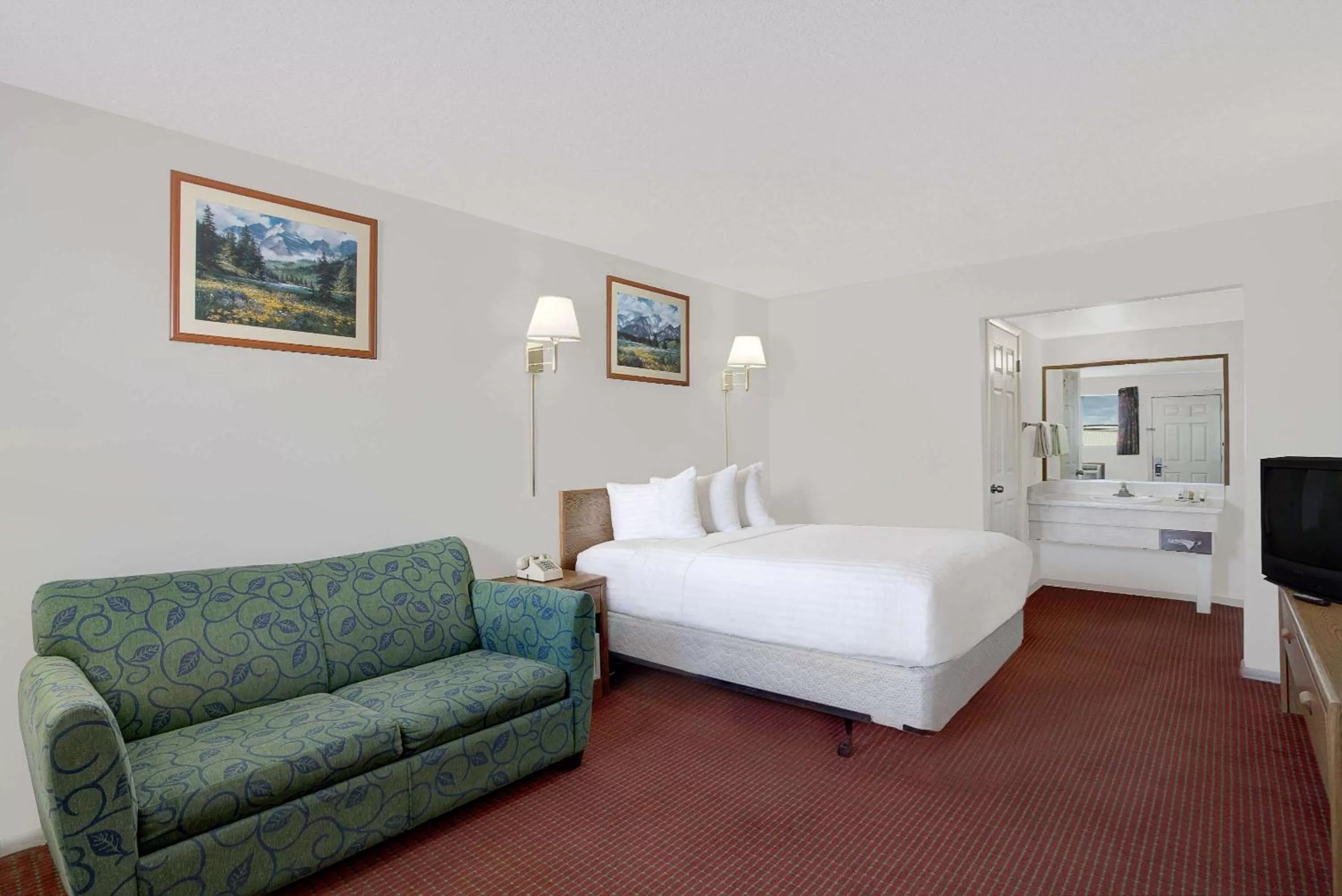 Photo of the whole room, Bed in Travelodge by Wyndham Cedar City
