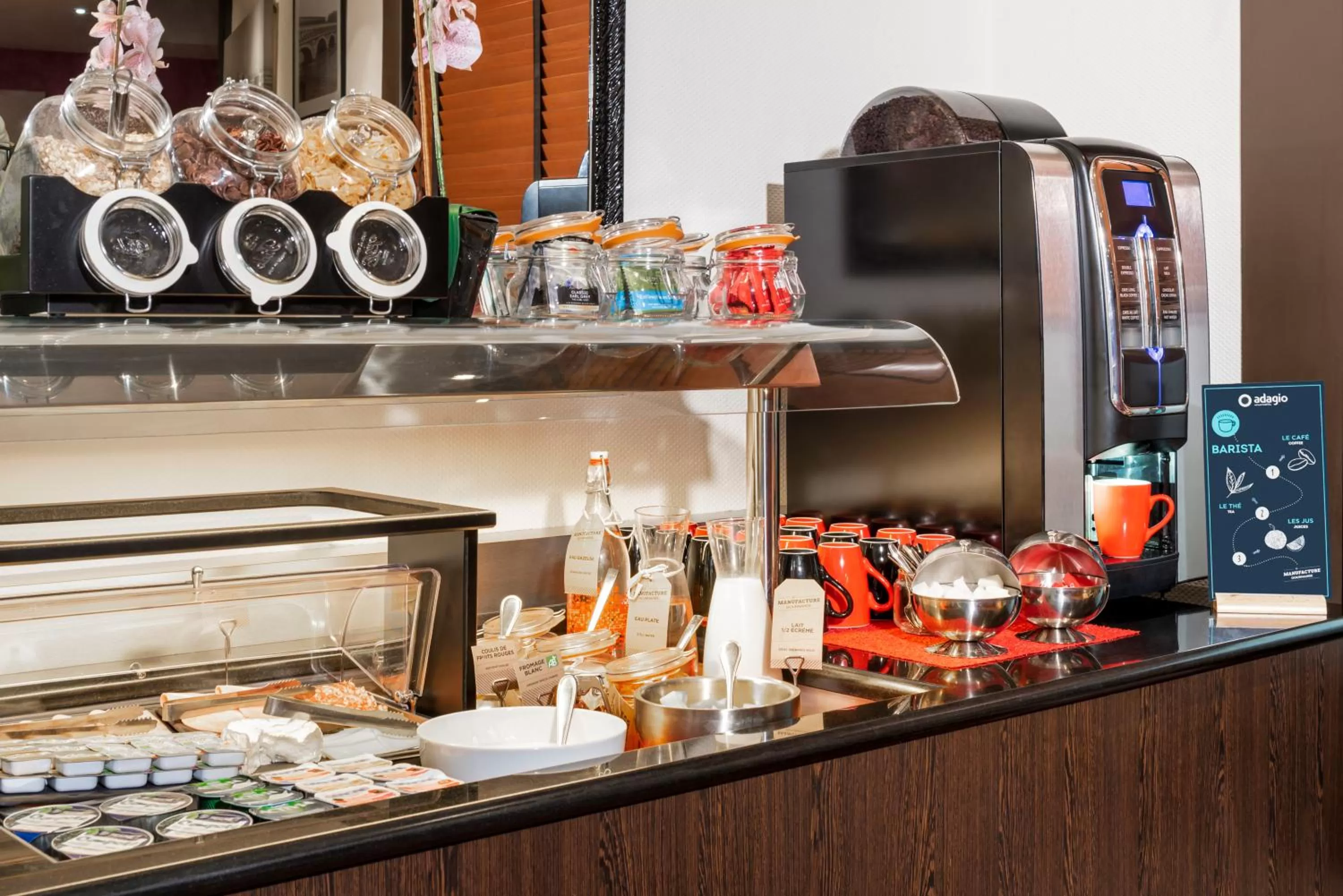 Buffet breakfast in Aparthotel Adagio La Défense Esplanade