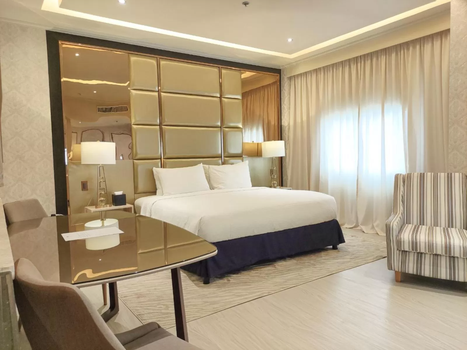 Photo of the whole room, Bed in The Monarch Hotel