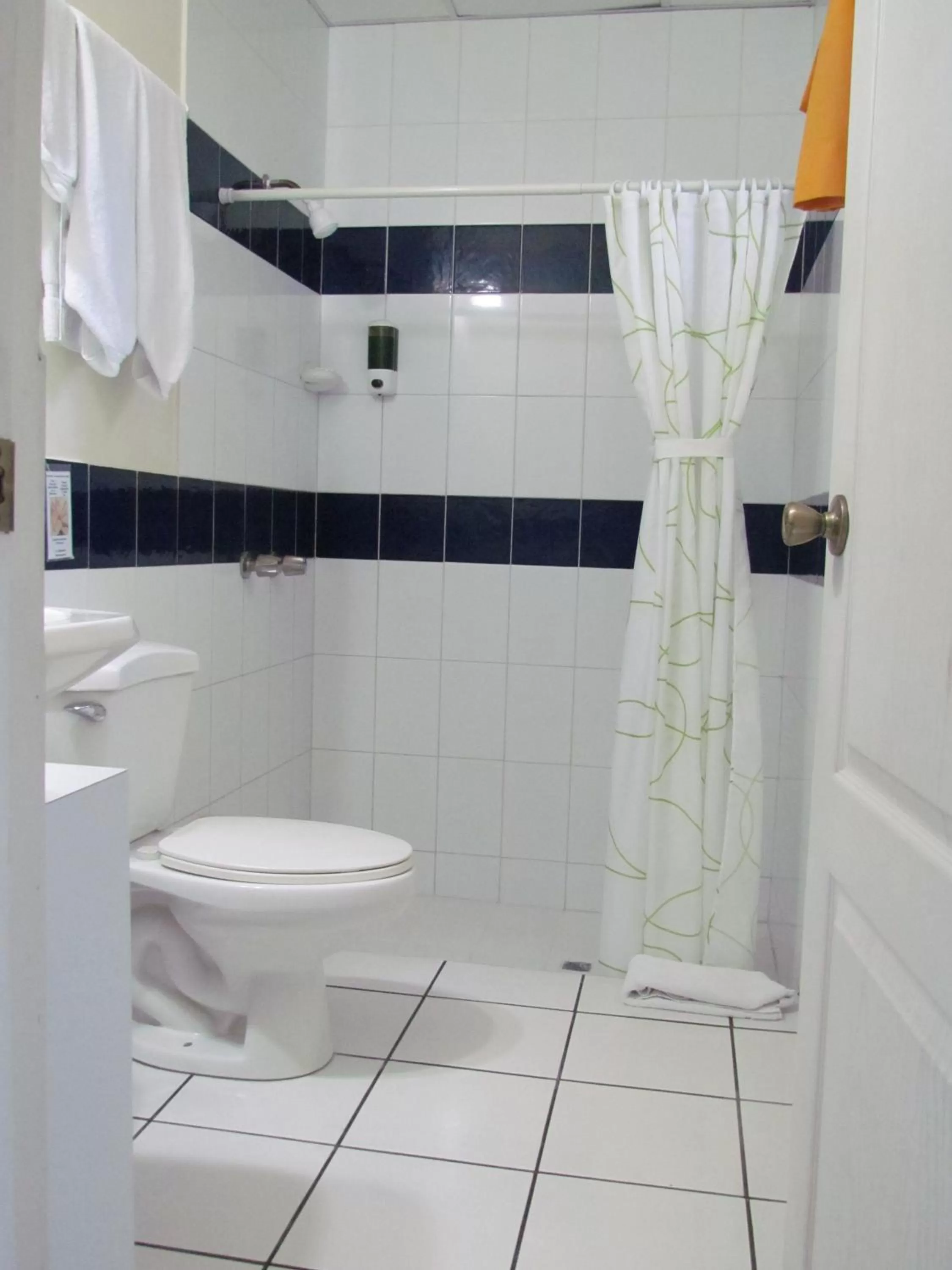 Bathroom in Hotel Villa Serena San Benito